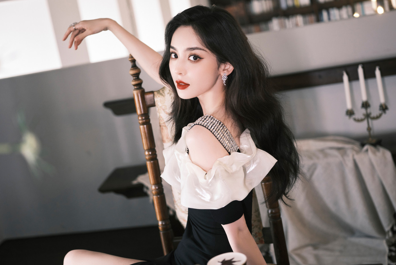 Theo QQ, nhiều khán giả chê bai Cổ Lực Na Trát là diễn viên nhưng không tập trung phát triển sự nghiệp, cải thiện diễn xuất mà luôn vướng vào các lùm xùm tình ái. Na Trát không chỉ một mà ba, bốn lần bị cho là tiểu tam, dù sau đó cô phủ nhận. Theo QQ, nhiều khán giả chê bai Cổ Lực Na Trát là diễn viên nhưng không tập trung phát triển sự nghiệp, cải thiện diễn xuất mà luôn vướng vào các lùm xùm tình ái. Na Trát không chỉ một mà ba, bốn lần bị cho là tiểu tam, dù sau đó cô phủ nhận.