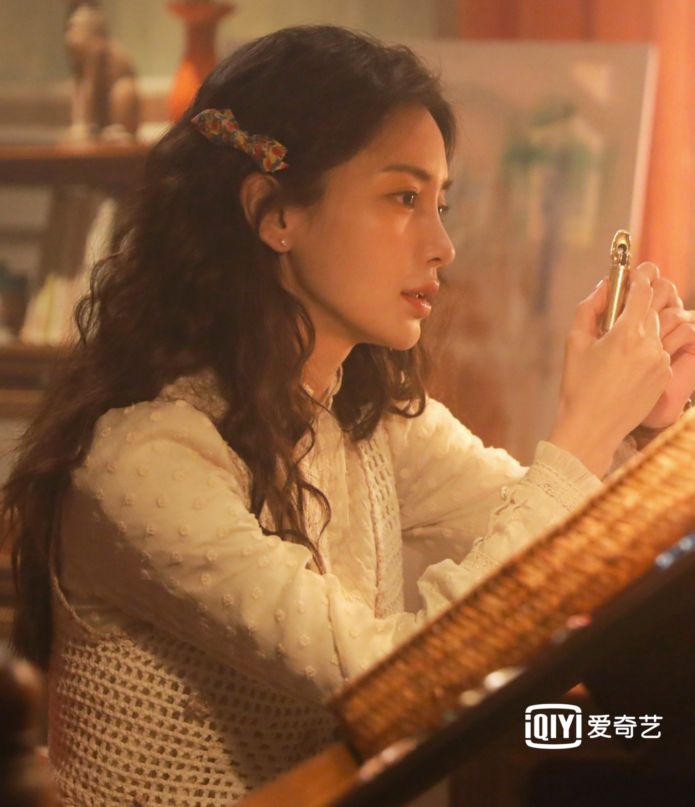 Angelababy từ nữ chính bị đẩy xuống vai trò khách mời. Hình ảnh của cô trên Weibo cũng bị đoàn phim xóa bỏ. Angelababy từ nữ chính bị đẩy xuống vai trò khách mời. Hình ảnh của cô trên Weibo cũng bị đoàn phim xóa bỏ.
