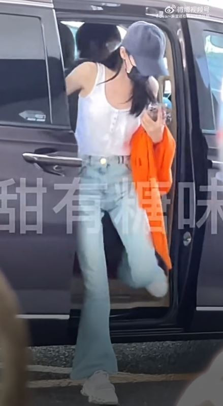 Một hình ảnh khác (áo trắng) của Địch Lệ Nhiệt Ba vào ngày 28/2. Một hình ảnh khác (áo trắng) của Địch Lệ Nhiệt Ba vào ngày 28/2.