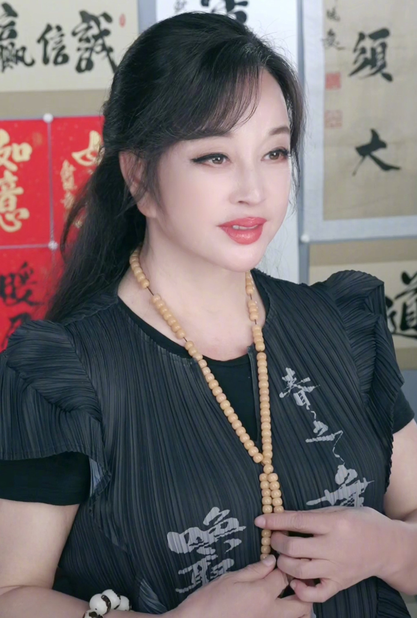 Theo Sohu, công chúng không ngại nhìn các diễn viên già đi một cách tự nhiên, trên mạng xã hội, khán giả bình luận: "Mỹ nhân có già thì vẫn là mỹ nhân". Tuy nhiên, nhiều minh tinh cố tình chỉnh sửa ảnh để trẻ trung, sau đó PR "nhan sắc không tuổi", "nữ thần đánh bại thời gian"... khiến khán giả phản cảm và cho rằng mình bị lừa dối. Trong ảnh là nữ diễn viên Lưu Hiểu Khánh, đã bước sang độ tuổi 70, với những hình ảnh bà tự đăng tải và hình ảnh thật trong sự kiện.