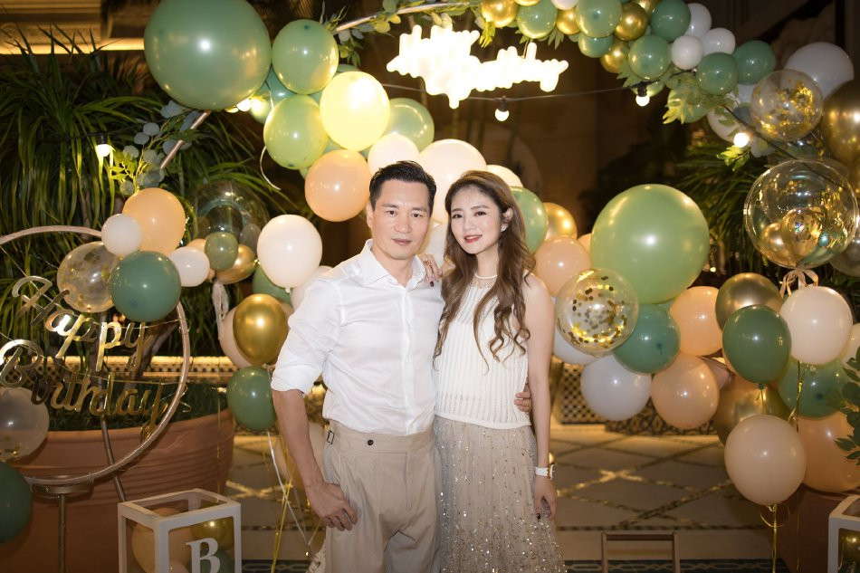 An Dĩ Hiên vẫn chưa ly hôn chồng đại gia tù tội. An Dĩ Hiên vẫn chưa ly hôn chồng đại gia tù tội.