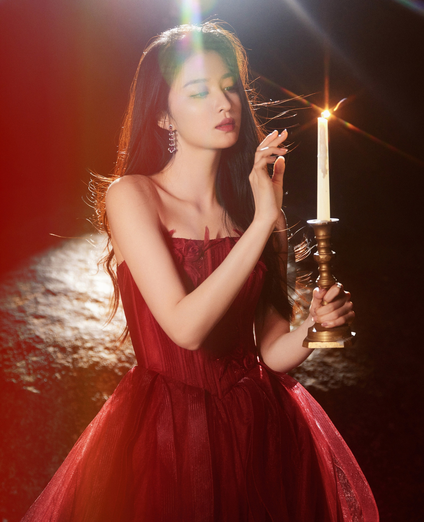 Trong loạt ảnh giới thiệu phim Ngọc Cốt Dao, tạo hình Vương Sở Nhiên được đánh giá cao hơn nữ chính Nhậm Mẫn. Đây là bộ phim cổ trang được dự đoán bùng nổ khi phát sóng. Vương Sở Nhiên cũng có vai nữ chính quan trọng nhất với dự án Khói lửa nhân gian của tôi, cô đóng cặp với tài tử Dương Dương. Loạt ảnh hậu trường của cả hai được khen ngợi vì họ đều có ngoại hình nổi trội và phù hợp khi đứng cạnh nhau. Ngoài ra, Vương Sở Nhiên còn đóng vai nữ chính trong phim Nghe nói em thích tôi cùng Bành Quán Anh. Trong loạt ảnh giới thiệu phim Ngọc Cốt Dao, tạo hình Vương Sở Nhiên được đánh giá cao hơn nữ chính Nhậm Mẫn. Đây là bộ phim cổ trang được dự đoán bùng nổ khi phát sóng. Vương Sở Nhiên cũng có vai nữ chính quan trọng nhất với dự án Khói lửa nhân gian của tôi, cô đóng cặp với tài tử Dương Dương. Loạt ảnh hậu trường của cả hai được khen ngợi vì họ đều có ngoại hình nổi trội và phù hợp khi đứng cạnh nhau. Ngoài ra, Vương Sở Nhiên còn đóng vai nữ chính trong phim Nghe nói em thích tôi cùng Bành Quán Anh.