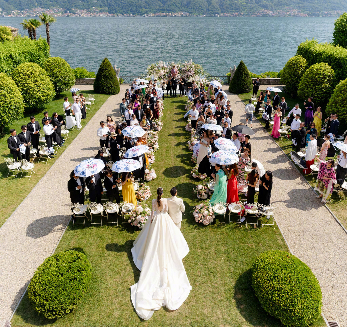 "Năm nay là kỷ niệm 20 năm kết hôn của chúng ta, tại hồ Cosmo mà em yêu thích, chúng ta lại tổ chức hôn lễ, mời người thân bạn bè đến tham dự và chứng kiến, cũng cảm ơn những người bạn đã gửi lời chúc mừng, chúng tôi đã nhận được rồi. Sau này, em hãy tiếp tục 'quản' anh nhé!", ngôi sao Diệp Vấn gửi lời cảm ơn đến bạn bè tới tham dự lễ cưới của vợ chồng anh. "Năm nay là kỷ niệm 20 năm kết hôn của chúng ta, tại hồ Cosmo mà em yêu thích, chúng ta lại tổ chức hôn lễ, mời người thân bạn bè đến tham dự và chứng kiến, cũng cảm ơn những người bạn đã gửi lời chúc mừng, chúng tôi đã nhận được rồi. Sau này, em hãy tiếp tục 'quản' anh nhé!", ngôi sao Diệp Vấn gửi lời cảm ơn đến bạn bè tới tham dự lễ cưới của vợ chồng anh.