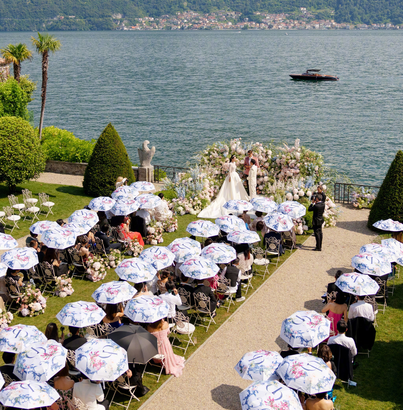 "Năm nay là kỷ niệm 20 năm kết hôn của chúng ta, tại hồ Cosmo mà em yêu thích, chúng ta lại tổ chức hôn lễ, mời người thân bạn bè đến tham dự và chứng kiến, cũng cảm ơn những người bạn đã gửi lời chúc mừng, chúng tôi đã nhận được rồi. Sau này, em hãy tiếp tục 'quản' anh nhé!", ngôi sao Diệp Vấn gửi lời cảm ơn đến bạn bè tới tham dự lễ cưới của vợ chồng anh. "Năm nay là kỷ niệm 20 năm kết hôn của chúng ta, tại hồ Cosmo mà em yêu thích, chúng ta lại tổ chức hôn lễ, mời người thân bạn bè đến tham dự và chứng kiến, cũng cảm ơn những người bạn đã gửi lời chúc mừng, chúng tôi đã nhận được rồi. Sau này, em hãy tiếp tục 'quản' anh nhé!", ngôi sao Diệp Vấn gửi lời cảm ơn đến bạn bè tới tham dự lễ cưới của vợ chồng anh.