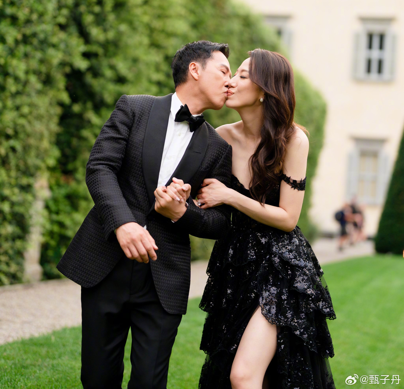 Trên trang cá nhân, nam diễn viên chia sẻ: "Thời gian bất giác trôi qua, tôi và vợ yêu Uông Thi Thi đã đồng hành cùng nhau 20 năm. Cảm ơn vì đã luôn yêu thương, bao dung và dịu dàng với anh, cùng anh đi suốt chặng đường qua, luôn là chỗ dựa vững chắc nhất cho anh. Khi anh bận công việc, em luôn quản lý mọi chuyện ở công ty, khi anh rảnh rỗi, em đưa anh đi chơi, gặp gỡ bạn bè", Chân Tử Đan viết. Trên trang cá nhân, nam diễn viên chia sẻ: "Thời gian bất giác trôi qua, tôi và vợ yêu Uông Thi Thi đã đồng hành cùng nhau 20 năm. Cảm ơn vì đã luôn yêu thương, bao dung và dịu dàng với anh, cùng anh đi suốt chặng đường qua, luôn là chỗ dựa vững chắc nhất cho anh. Khi anh bận công việc, em luôn quản lý mọi chuyện ở công ty, khi anh rảnh rỗi, em đưa anh đi chơi, gặp gỡ bạn bè", Chân Tử Đan viết.