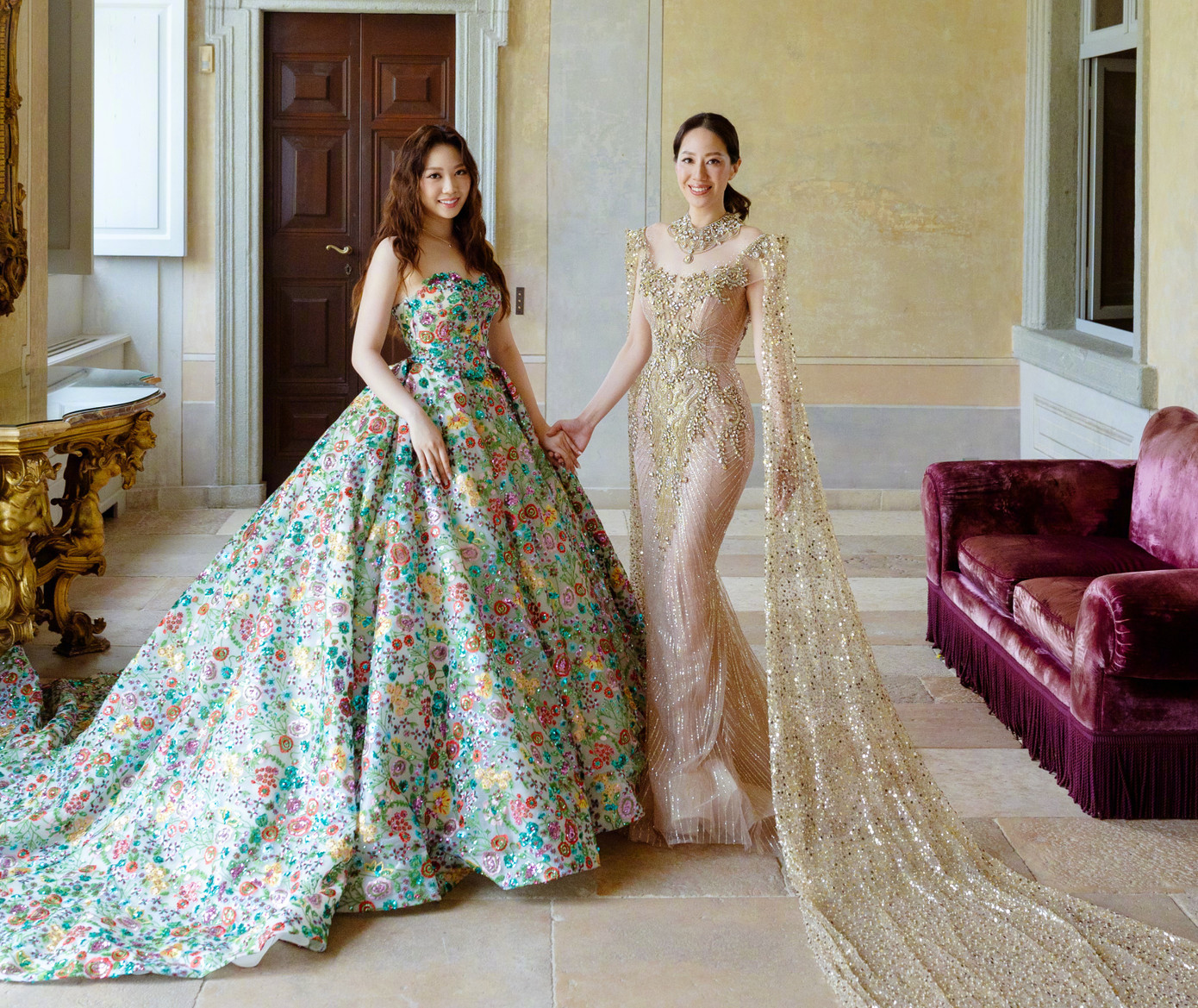 Uông Thi Thi kém Chân Tử Đan 18 tuổi, là con gái một doanh nhân nổi tiếng được mệnh danh "vua kim cương" trong giới Hoa kiều tại Canada. Cô thành thạo 6 thứ tiếng. Năm 2001, Uông Thi Thi đạt ngôi vị Hoa hậu Hoa kiều tại Toronto - Canada, sau đó cô trở về Hong Kong hoạt động với vai trò người mẫu. Em gái của Uông Thi Thi là Uông Viên Viên kết hôn với Thái Gia Tán, con trai tỷ phú Thái Chí Minh. Trong ảnh, Uông Thi Thi khoe vóc dáng quyến rũ cùng con gái. Uông Thi Thi kém Chân Tử Đan 18 tuổi, là con gái một doanh nhân nổi tiếng được mệnh danh "vua kim cương" trong giới Hoa kiều tại Canada. Cô thành thạo 6 thứ tiếng. Năm 2001, Uông Thi Thi đạt ngôi vị Hoa hậu Hoa kiều tại Toronto - Canada, sau đó cô trở về Hong Kong hoạt động với vai trò người mẫu. Em gái của Uông Thi Thi là Uông Viên Viên kết hôn với Thái Gia Tán, con trai tỷ phú Thái Chí Minh. Trong ảnh, Uông Thi Thi khoe vóc dáng quyến rũ cùng con gái.