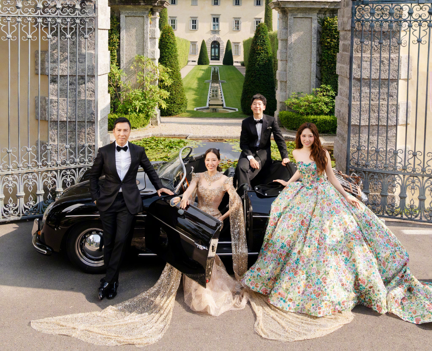 Trong loạt ảnh nam diễn viên chia sẻ trên mạng xã hội, khán giả có thể thấy Chân Tử Đan còn thuê du thuyền cùng vợ dạo chơi trên hồ. Uông Thi Thi xuất thân là người mẫu, dù đã bước sang tuổi 42 vẫn giữ được nét đẹp trẻ trung, quyến rũ. Cô thay ba bộ lễ phục, trong đó có những chiếc váy khoe đôi chân dài bên ông xã và hai con. Trong loạt ảnh nam diễn viên chia sẻ trên mạng xã hội, khán giả có thể thấy Chân Tử Đan còn thuê du thuyền cùng vợ dạo chơi trên hồ. Uông Thi Thi xuất thân là người mẫu, dù đã bước sang tuổi 42 vẫn giữ được nét đẹp trẻ trung, quyến rũ. Cô thay ba bộ lễ phục, trong đó có những chiếc váy khoe đôi chân dài bên ông xã và hai con.