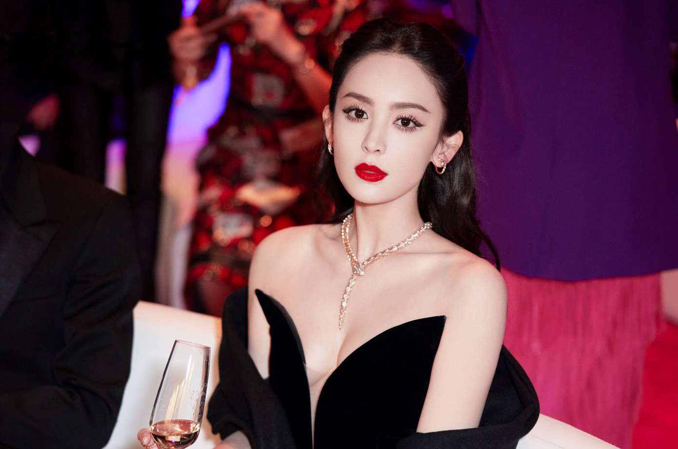 Tháng 8/2022, Cổ Lực Na Trát vướng vào bê bối tình ái khi hẹn hò nam diễn viên Từ Khai Sính, trong khi anh đã có bạn gái là Trương Thiên Ái. Cổ Lực Na Trát phủ nhận cô chen chân vào tình cảm của đàn chị, khẳng định bản thân cũng là nạn nhân và bị lừa tình. Tháng 8/2022, Cổ Lực Na Trát vướng vào bê bối tình ái khi hẹn hò nam diễn viên Từ Khai Sính, trong khi anh đã có bạn gái là Trương Thiên Ái. Cổ Lực Na Trát phủ nhận cô chen chân vào tình cảm của đàn chị, khẳng định bản thân cũng là nạn nhân và bị lừa tình.