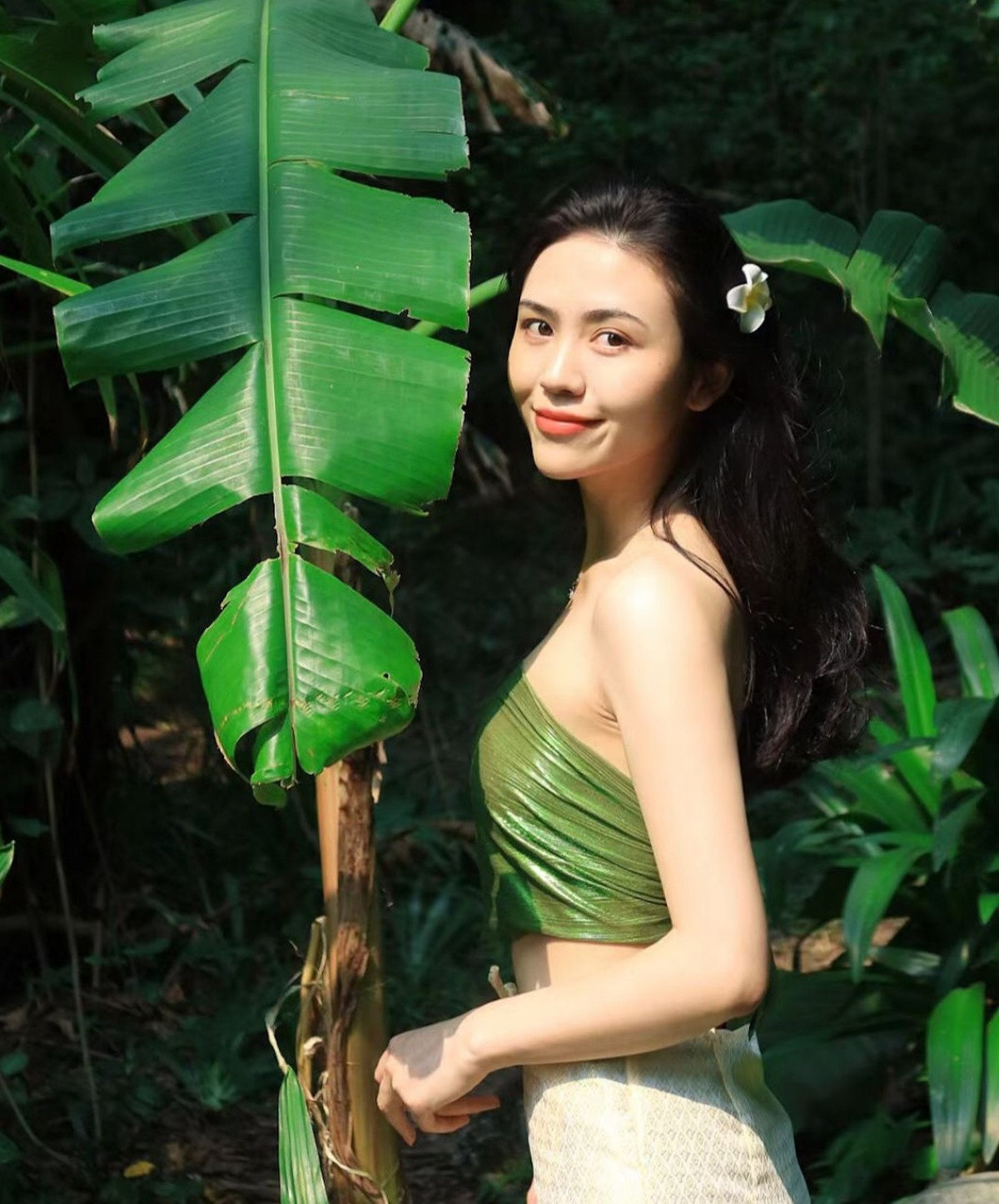 Hai ứng viên sáng giá Tôn Ny (trái) và Nora đã tự nguyện từ bỏ cuộc thi do cảm thấy yêu cầu hợp đồng của TVB quá khắt khe. Hai ứng viên sáng giá Tôn Ny (trái) và Nora đã tự nguyện từ bỏ cuộc thi do cảm thấy yêu cầu hợp đồng của TVB quá khắt khe.