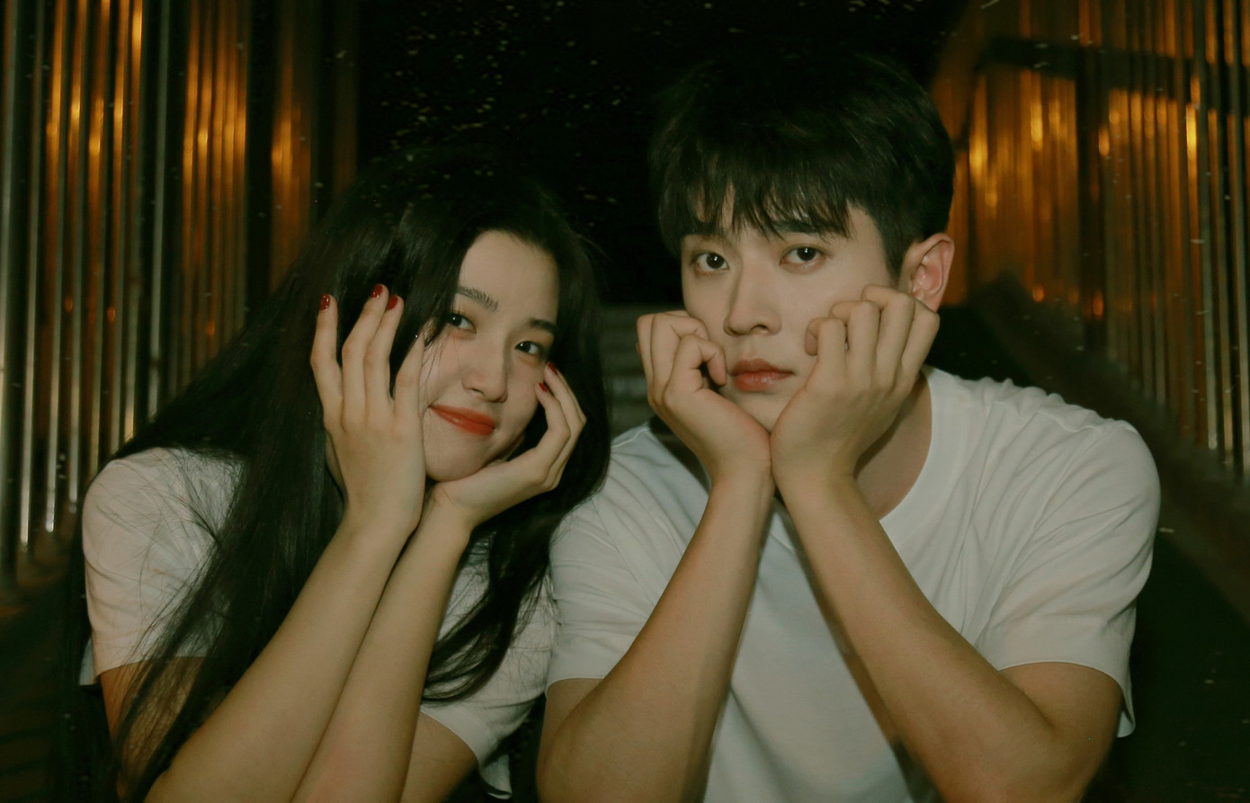 Theo Sina, Lư Dục Hiểu và Thừa Lỗi là hai điểm sáng của phim Vân chi vũ nhờ diễn xuất tốt và khả năng tương tác với nhau rất cuốn hút, thậm chí vượt mặt hai diễn viên chính là Trương Lăng Hách (vai Cung Tử Vũ) và Ngu Thư Hân (đóng Vân Vi Sam). So với tình cảm đơn giản, vừa gặp đã yêu của Tử Vũ và Vi Sam, khán giả thích thú với chuyện tình luôn thăm dò lẫn nhau, tiếp cận từng bước của Cung Thượng Giác và Thượng Quan Thiển hơn. Khán giả đặt tên của họ là cặp đôi &quot;sói và cáo&quot; vì cả hai cùng thông minh khôn khéo, không chỉ giỏi tính toán còn giỏi võ thuật.