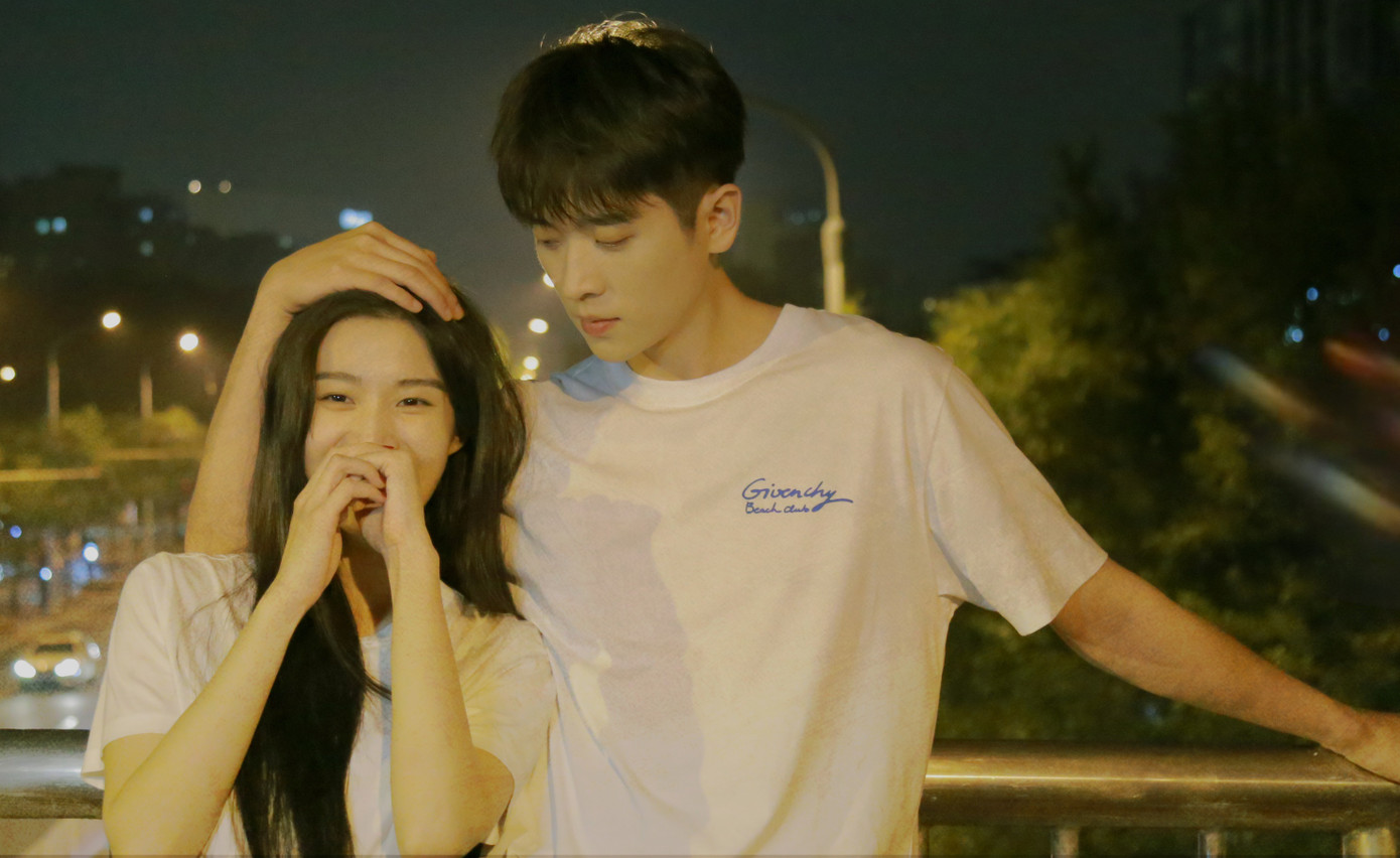 Lư Dục Hiểu sinh năm 1999, sau khi du học tại Anh, cô trở lại Trung Quốc và gia nhập làng giải trí. Nữ diễn viên trẻ từng được yêu thích với bộ phim thanh xuân vườn trường Thời gian và anh vừa hay đúng lúc. Bên cạnh đó, cô còn đảm nhận vai phụ trong các phim như Ngọc cốt dao, Bảy kiếp may mắn, Tây xuất ngọc môn, Tích hoa chỉ.