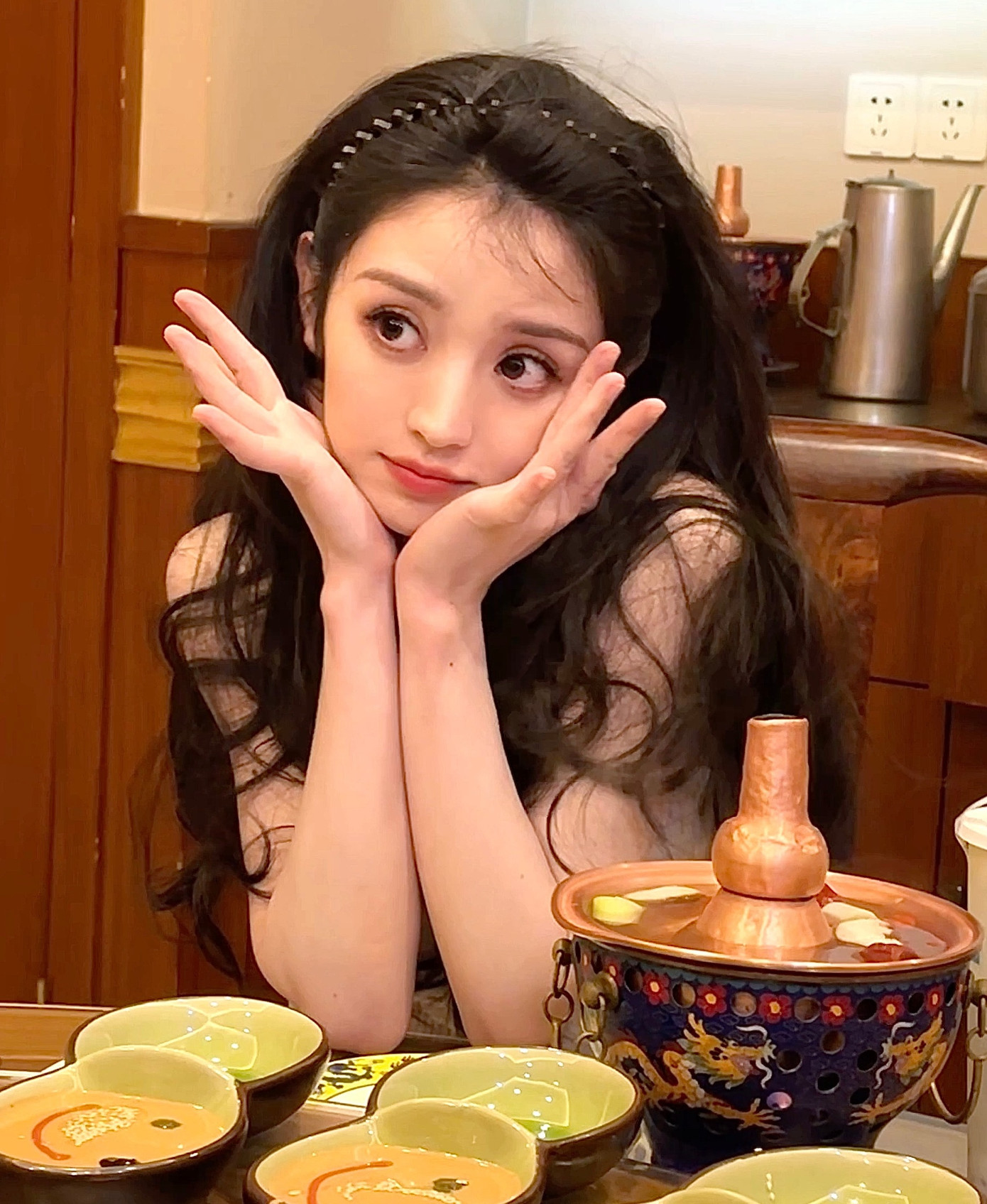 Điền Hi Vi có nét đẹp đáng yêu, tinh tế.