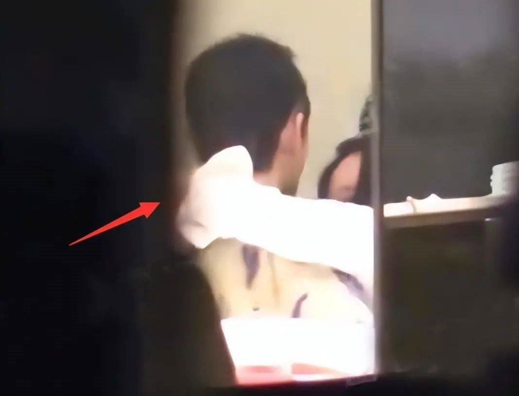 Nhà sản xuất nữ ôm vai, kề má, ngả đầu vào Huỳnh Hiểu Minh. Nhà sản xuất nữ ôm vai, kề má, ngả đầu vào Huỳnh Hiểu Minh.