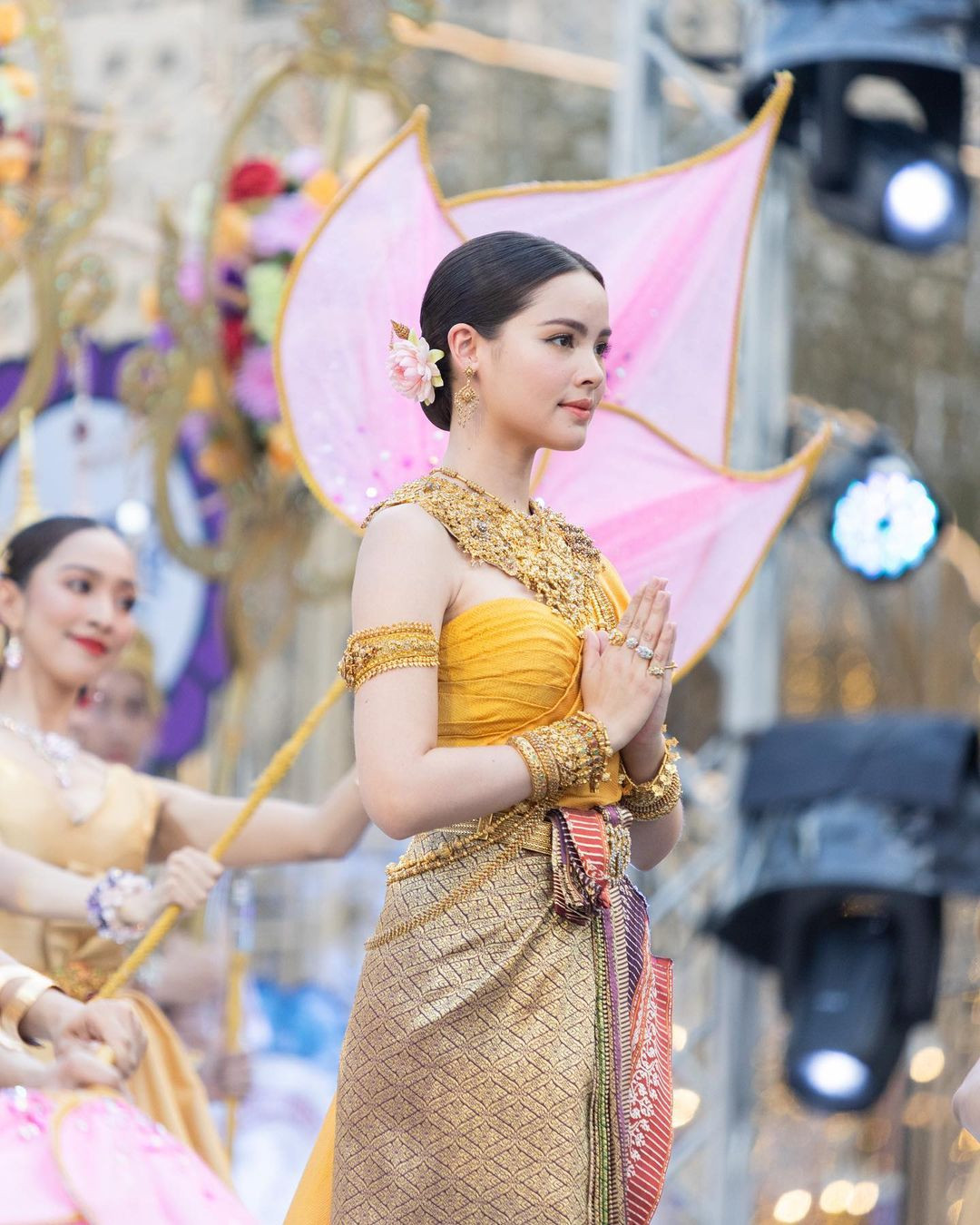 Yaya Urassaya sinh năm 1993, là nữ diễn viên 9X nổi tiếng nhất tại Thái Lan. Năm 2018, cô vào top 500 nhân vật có ảnh hưởng đến ngành công nghiệp thời trang trên thế giới do tạp chí Business of Fashion (BoF) bình chọn. Có thời điểm Yaya xuất hiện trong hơn 210 sản phẩm quảng cáo, con số cao nhất của ngành công nghiệp giải trí xứ Chùa Vàng. Yaya Urassaya cũng là nghệ sĩ Thái Lan đầu tiên xuất hiện trên tạp chí Vogue của Mỹ.