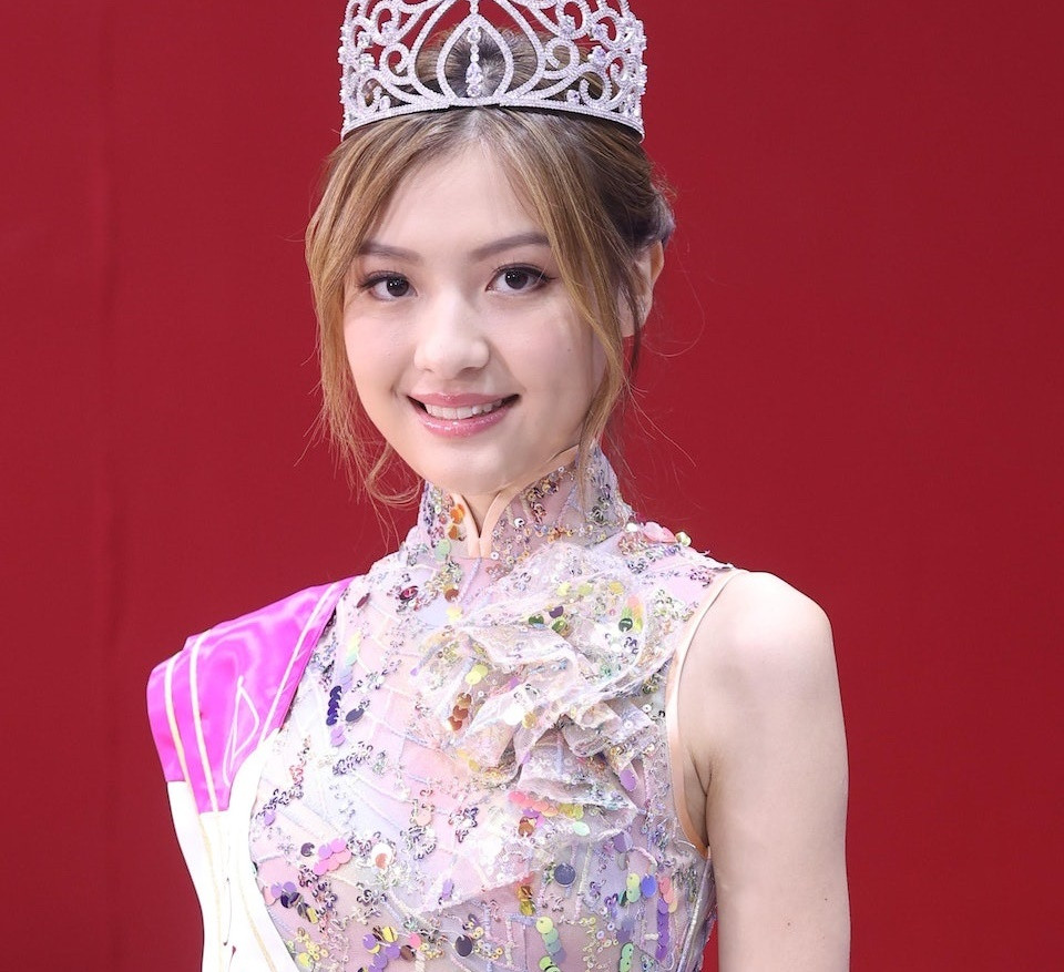 Vương Di Nhiên có nguy cơ bị tước vương miện vì cha mẹ vướng bê bối lừa đảo. Vương Di Nhiên có nguy cơ bị tước vương miện vì cha mẹ vướng bê bối lừa đảo.