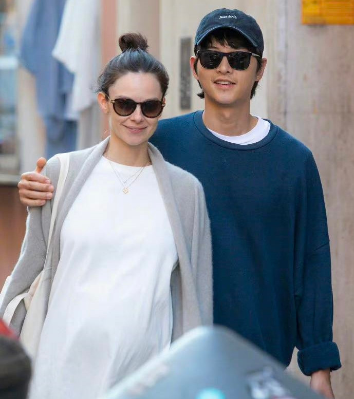 Vợ Song Joong Ki bụng bầu lớn. Vợ Song Joong Ki bụng bầu lớn.