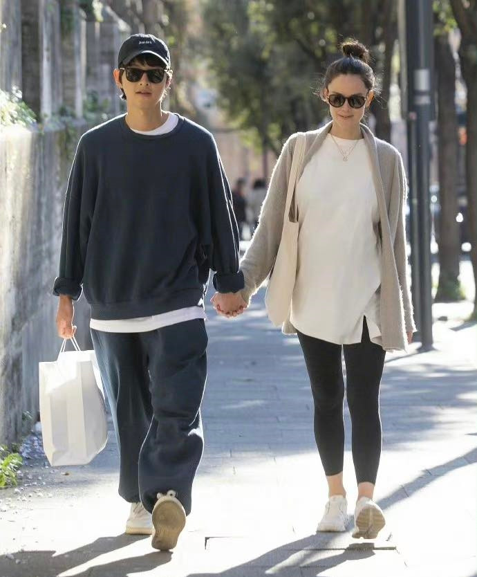 Vợ Song Joong Ki bụng bầu lớn. Vợ Song Joong Ki bụng bầu lớn.