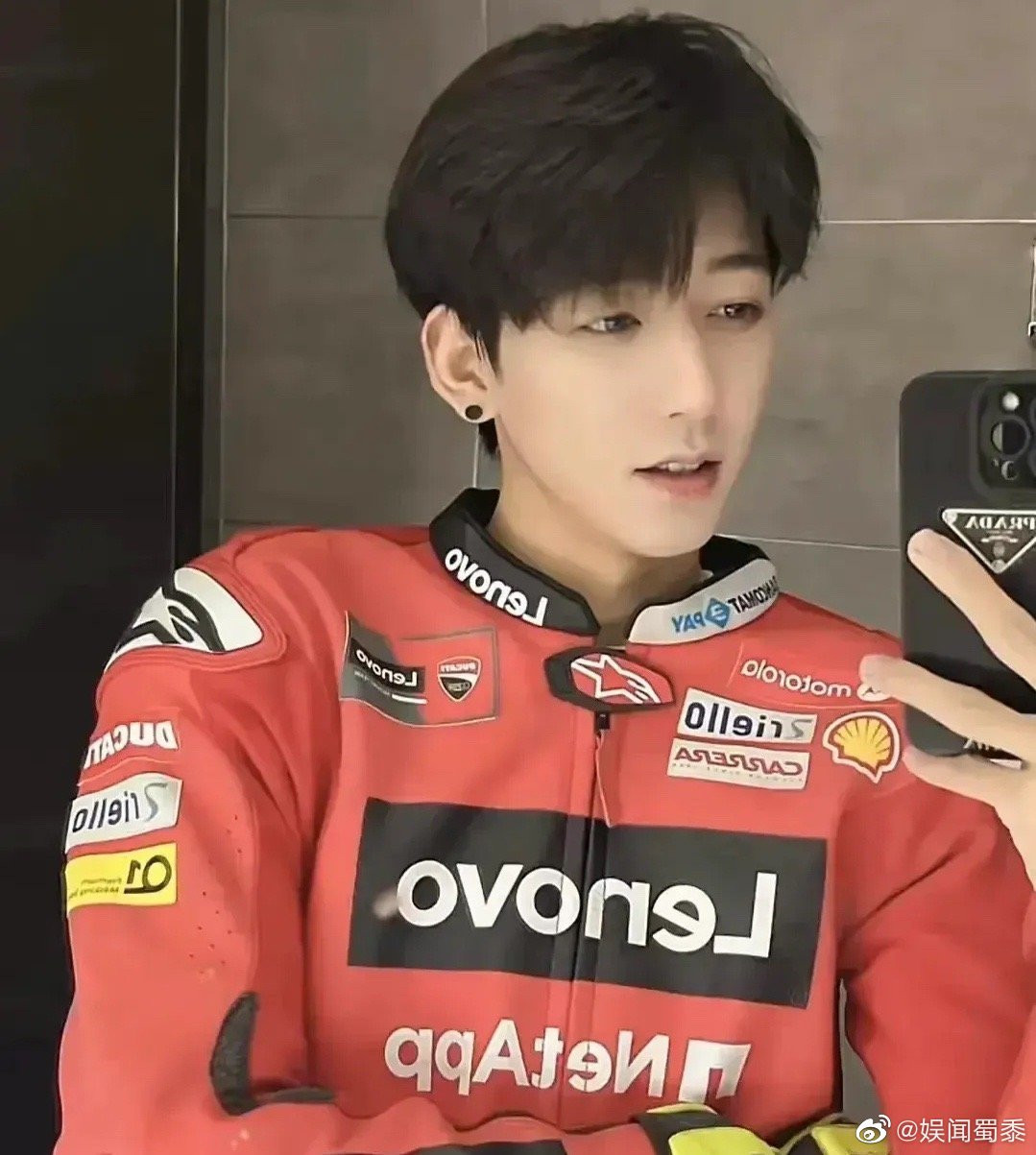 Trang Mộ Khanh là người mẫu nổi tiếng trong giới trẻ Trung Quốc. Trang Mộ Khanh là người mẫu nổi tiếng trong giới trẻ Trung Quốc.