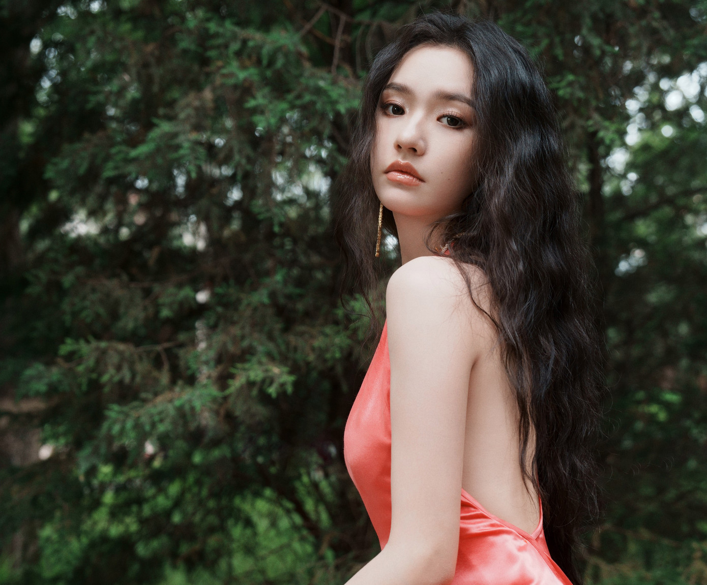 Sina bình luận trước đó, Lâm Duẫn dựa vào công ty quản lý Tinh Huy của Châu Tinh Trì và danh tiếng từ phim Mỹ nhân ngư nên nhận được một số vai chính trong phim truyền hình, song biểu hiện của cô không tốt, bị đánh giá là thảm họa diễn xuất. Sau này, Lâm Duẫn chấp nhận đóng phụ trong các dự án của đàn anh đàn chị để học hỏi kinh nghiệm. Cô cũng lựa chọn các vai diễn phù hợp với bản thân như ca kỹ giỏi đàn tỳ bà Tống Dẫn Chương trong Mộng hoa lục hay Triệu Tầm trong Nạn nhân không hoàn hảo. Sina bình luận trước đó, Lâm Duẫn dựa vào công ty quản lý Tinh Huy của Châu Tinh Trì và danh tiếng từ phim Mỹ nhân ngư nên nhận được một số vai chính trong phim truyền hình, song biểu hiện của cô không tốt, bị đánh giá là thảm họa diễn xuất. Sau này, Lâm Duẫn chấp nhận đóng phụ trong các dự án của đàn anh đàn chị để học hỏi kinh nghiệm. Cô cũng lựa chọn các vai diễn phù hợp với bản thân như ca kỹ giỏi đàn tỳ bà Tống Dẫn Chương trong Mộng hoa lục hay Triệu Tầm trong Nạn nhân không hoàn hảo.