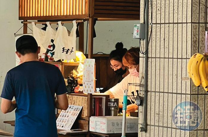 Tạ Thải Văn đi bán cơm hộp sau khi bị tẩy chay vì đời tư bê bối. Tạ Thải Văn đi bán cơm hộp sau khi bị tẩy chay vì đời tư bê bối.