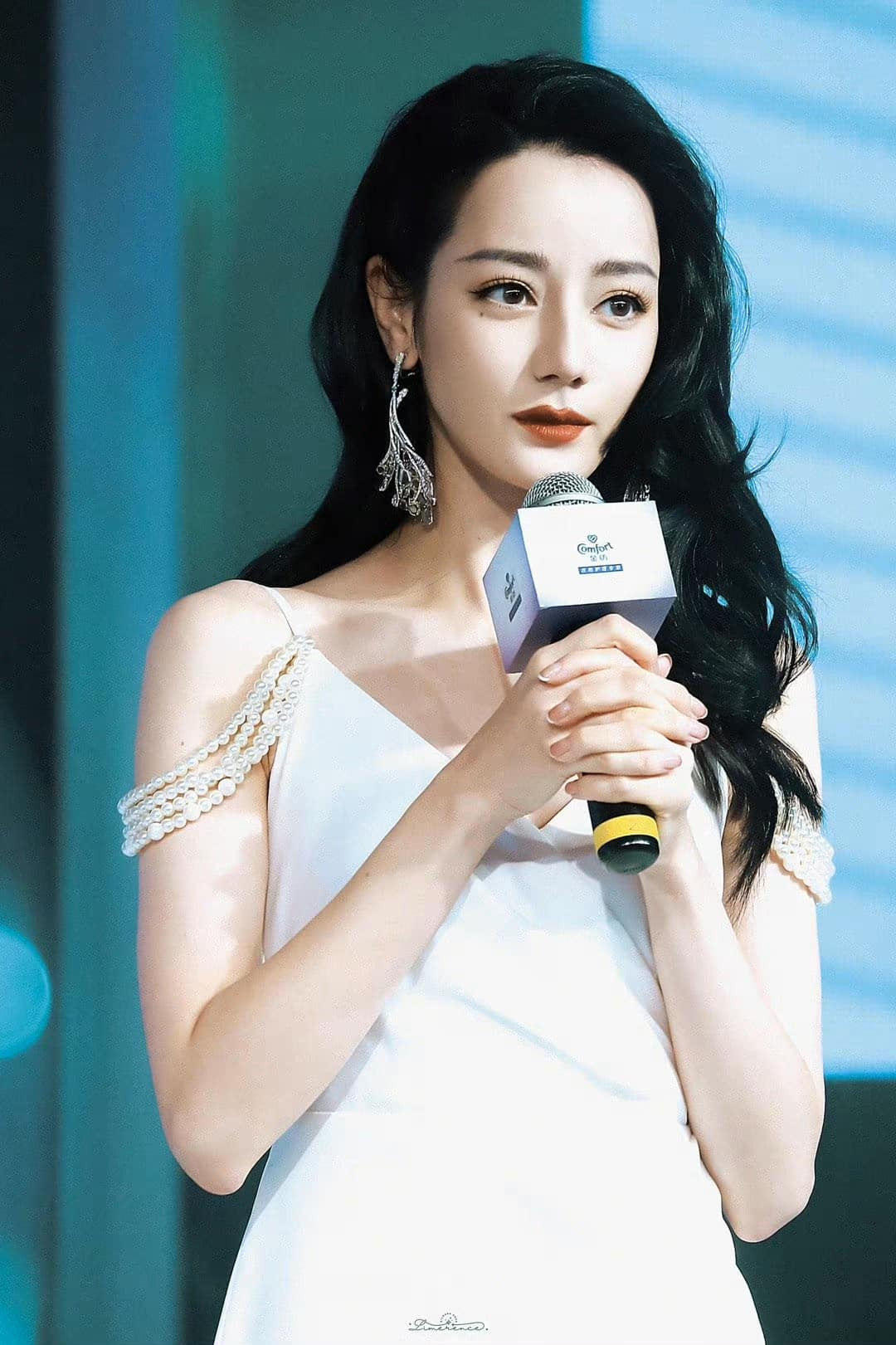 Địch Lệ Nhiệt Ba là ngôi sao năm nào cũng vào top nghệ sĩ được truyền thông yêu thích nhất nhờ tính cách hài hước, đáng yêu nhưng không kém phần tinh tế, chân thành. Theo chia sẻ của các phóng viên, mỹ nhân Tân Cương không rời đi sau khi buổi phỏng vấn kết thúc mà nán lại một lúc để trò chuyện với mọi người. Cô cũng có nhiều cử chỉ thân thiện quan tâm nhân viên. Trong quá trình phỏng vấn, Nhiệt Ba còn có các biểu cảm đáng yêu, pha trò hài hước. Địch Lệ Nhiệt Ba là ngôi sao năm nào cũng vào top nghệ sĩ được truyền thông yêu thích nhất nhờ tính cách hài hước, đáng yêu nhưng không kém phần tinh tế, chân thành. Theo chia sẻ của các phóng viên, mỹ nhân Tân Cương không rời đi sau khi buổi phỏng vấn kết thúc mà nán lại một lúc để trò chuyện với mọi người. Cô cũng có nhiều cử chỉ thân thiện quan tâm nhân viên. Trong quá trình phỏng vấn, Nhiệt Ba còn có các biểu cảm đáng yêu, pha trò hài hước.