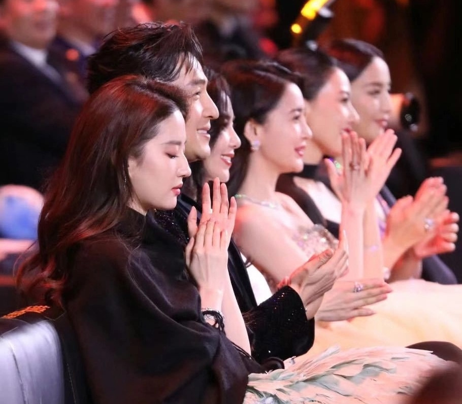 Lưu Diệc Phi tự coi mình có địa vị cao hơn so với dàn tiểu hoa đán 85. Lưu Diệc Phi tự coi mình có địa vị cao hơn so với dàn tiểu hoa đán 85.