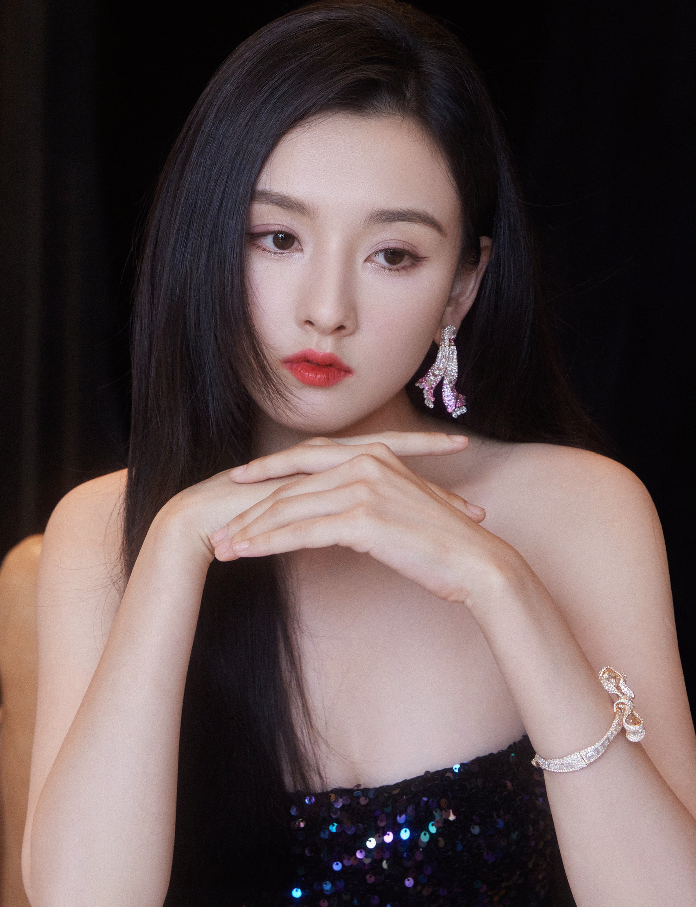 Tống Tổ Nhi bị nhân viên cũ chỉ đích danh là có hành vi trốn thuế.