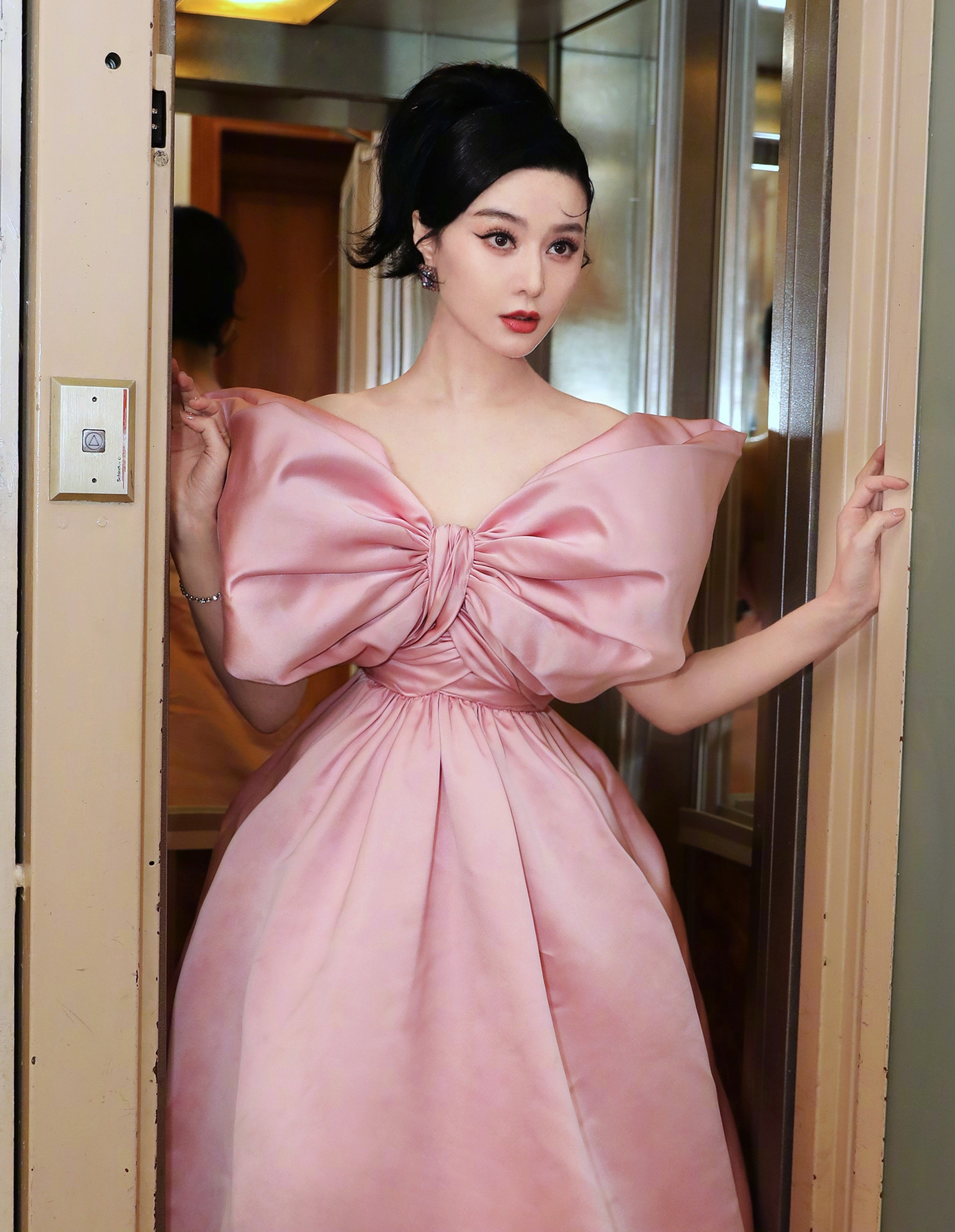 Ngày 1/3, Sina đưa tin Phạm Băng Băng gây chú ý khi xuất hiện tại Pháp để tham gia Tuần lễ thời trang Paris. Nữ diễn viên chọn thiết kế đính nơ to bản với tông hồng giúp cô trẻ trung hơn. Sự tham dự của Phạm Băng Băng trên thảm đỏ nhận được sự chú ý của công chúng bởi trước khi bị cấm hoạt động nghệ thuật, Phạm Băng Băng được mệnh danh là "nữ hoàng thảm đỏ Hoa ngữ". Ngày 1/3, Sina đưa tin Phạm Băng Băng gây chú ý khi xuất hiện tại Pháp để tham gia Tuần lễ thời trang Paris. Nữ diễn viên chọn thiết kế đính nơ to bản với tông hồng giúp cô trẻ trung hơn. Sự tham dự của Phạm Băng Băng trên thảm đỏ nhận được sự chú ý của công chúng bởi trước khi bị cấm hoạt động nghệ thuật, Phạm Băng Băng được mệnh danh là "nữ hoàng thảm đỏ Hoa ngữ".