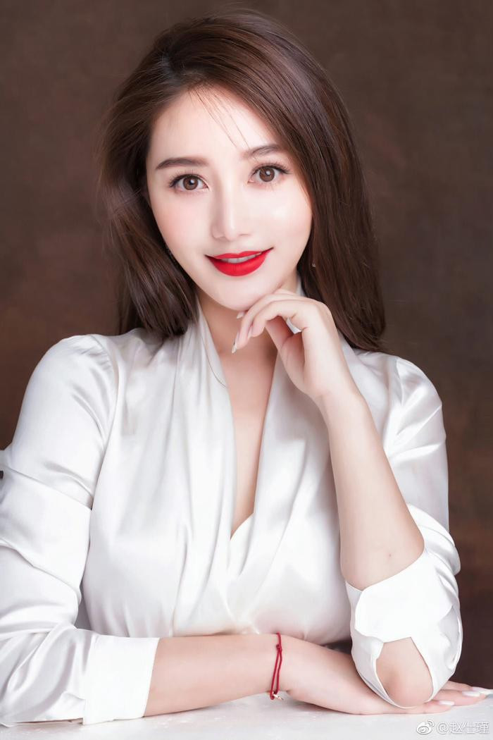 Triệu Sĩ Cẩn từng chụp hình chung với Angelababy khi tham gia sự kiện thời trang. Triệu Sĩ Cẩn từng chụp hình chung với Angelababy khi tham gia sự kiện thời trang.
