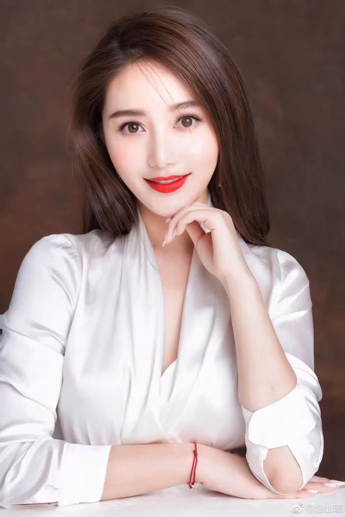 Triệu Sĩ Cẩn từng chụp hình chung với Angelababy khi tham gia sự kiện thời trang.