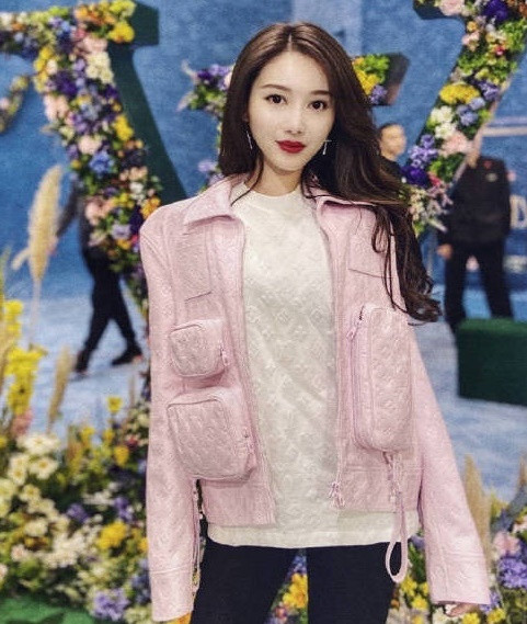 Triệu Sĩ Cẩn từng chụp hình chung với Angelababy khi tham gia sự kiện thời trang. Triệu Sĩ Cẩn từng chụp hình chung với Angelababy khi tham gia sự kiện thời trang.
