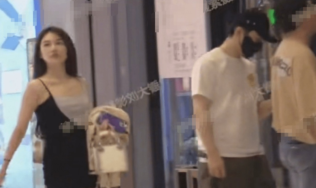 Huỳnh Hiểu Minh hẹn hò với cô gái mới, không phải Diệp Kha. Huỳnh Hiểu Minh hẹn hò với cô gái mới, không phải Diệp Kha.