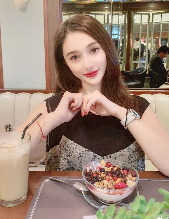 Triệu Sĩ Cẩn từng chụp hình chung với Angelababy khi tham gia sự kiện thời trang. Triệu Sĩ Cẩn từng chụp hình chung với Angelababy khi tham gia sự kiện thời trang.