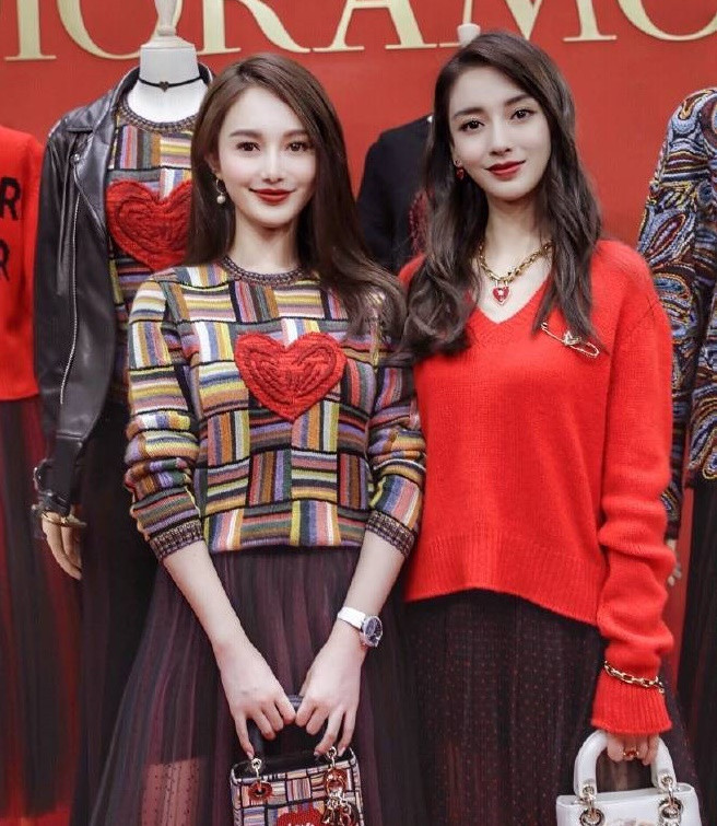 Triệu Sĩ Cẩn từng chụp hình chung với Angelababy khi tham gia sự kiện thời trang. Triệu Sĩ Cẩn từng chụp hình chung với Angelababy khi tham gia sự kiện thời trang.