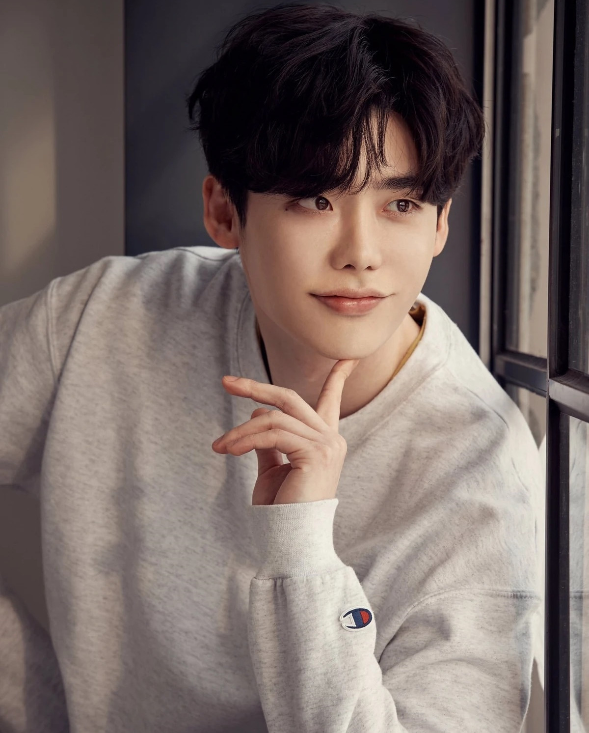 Lee Jong Suk dành những lời khen cho bạn gái. Lee Jong Suk dành những lời khen cho bạn gái.