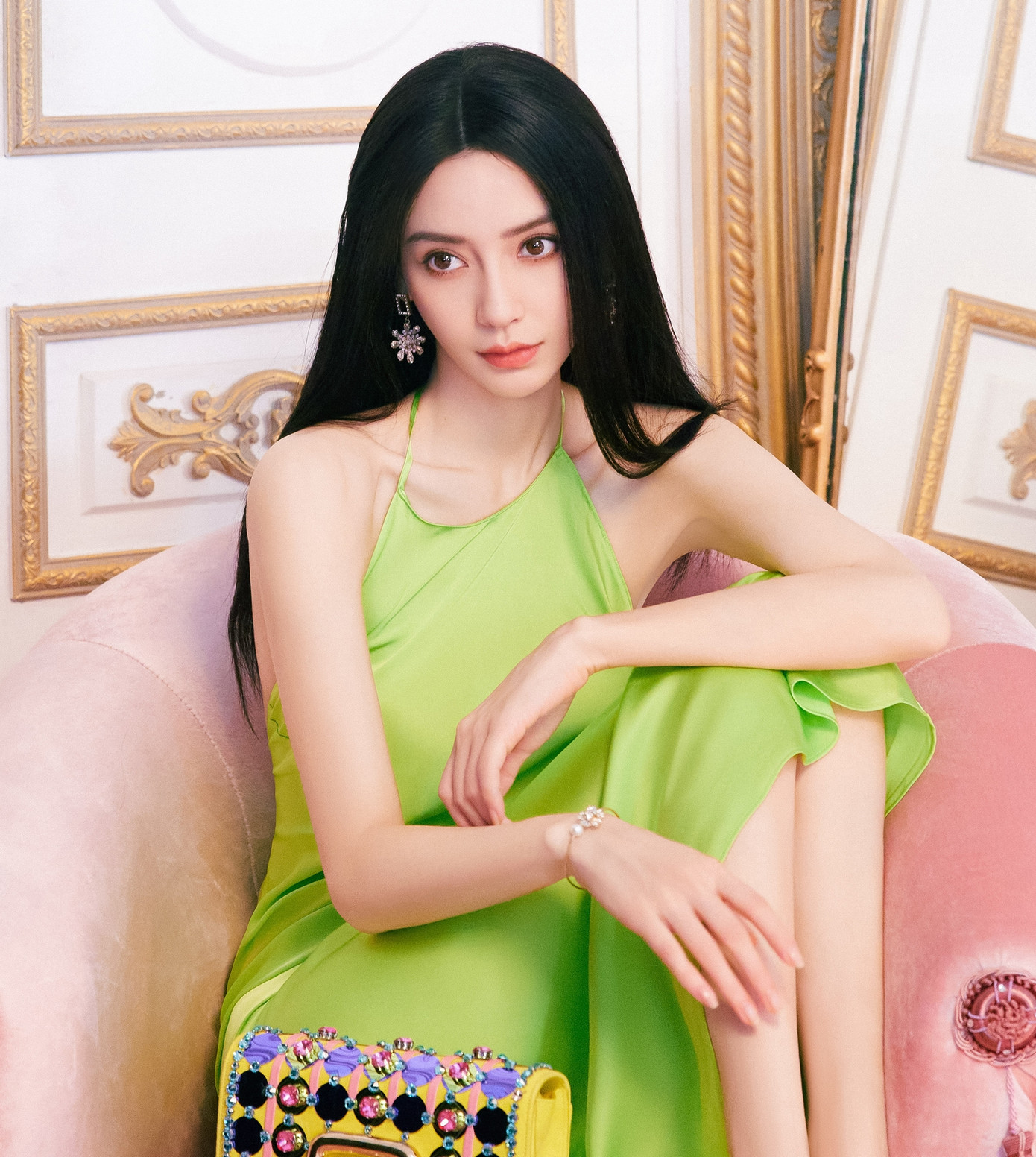 Angelababy tiếp tục đóng cặp với đàn em kém nhiều tuổi. Trước đó, cô không thành công khi sánh đôi với Lại Quán Lâm kém 12 tuổi.