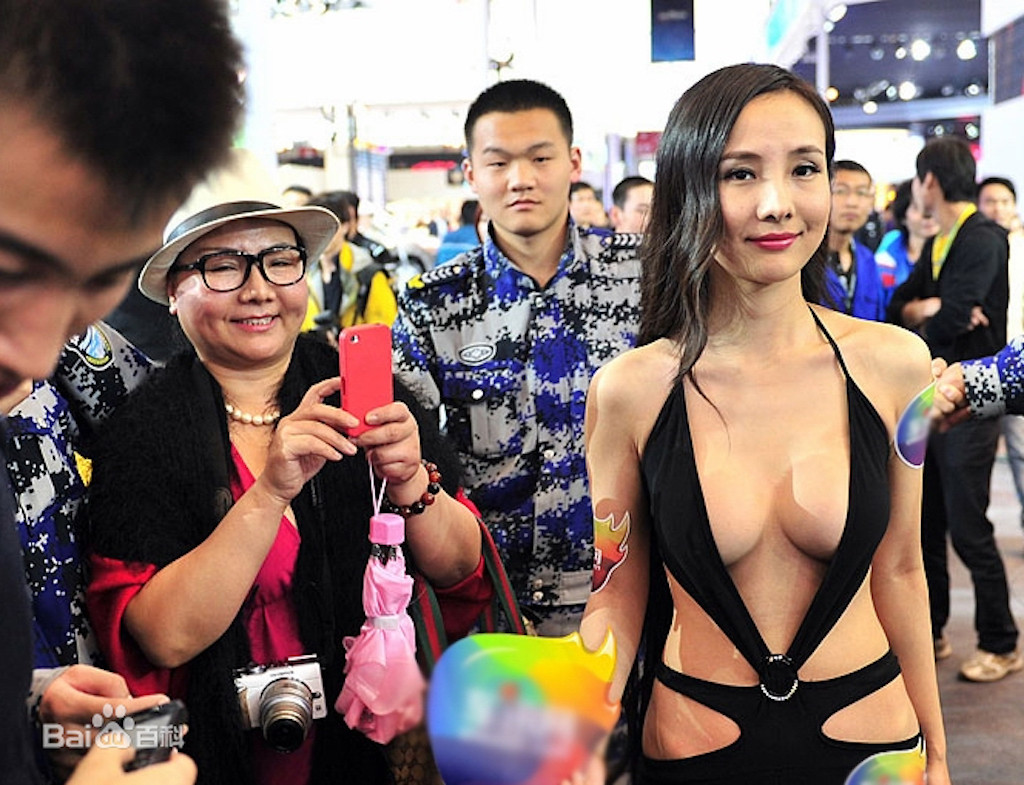 Can Lộ Lộ bị đánh giá là nghệ sĩ khoe thân bất chấp để nổi tiếng. Can Lộ Lộ bị đánh giá là nghệ sĩ khoe thân bất chấp để nổi tiếng.