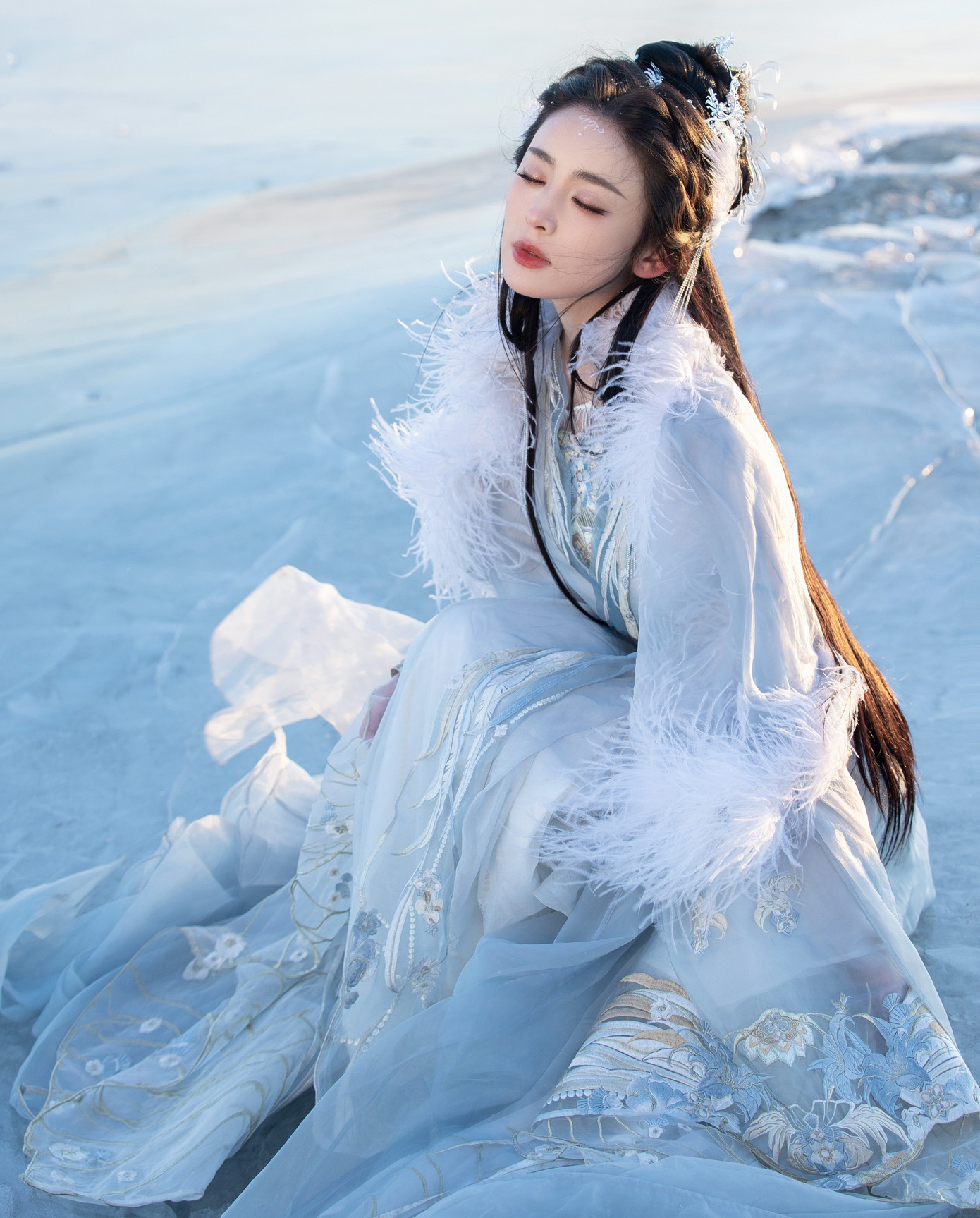 Vẻ đẹp thoát tục của Cổ Lực Na Trát được nhiều khán giả khen ngợi, trở thành từ khóa nóng trên mạng xã hội Weibo. Vẻ đẹp thoát tục của Cổ Lực Na Trát được nhiều khán giả khen ngợi, trở thành từ khóa nóng trên mạng xã hội Weibo.