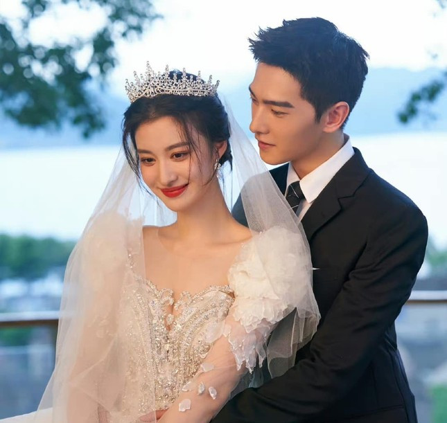 Vương Sở Nhiên đang trên đà phát triển thì vướng phốt thái độ ngôi sao khiến danh tiếng mới xây dựng sụp đổ. Vương Sở Nhiên đang trên đà phát triển thì vướng phốt thái độ ngôi sao khiến danh tiếng mới xây dựng sụp đổ.