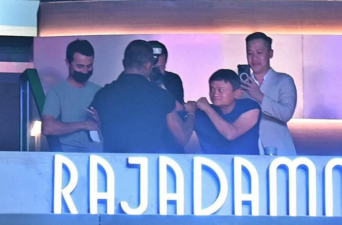 Jack Ma sống ẩn dật, đi du lịch nhiều nơi, tìm hiểm các sở thích như vẽ tranh... Jack Ma sống ẩn dật, đi du lịch nhiều nơi, tìm hiểm các sở thích như vẽ tranh...