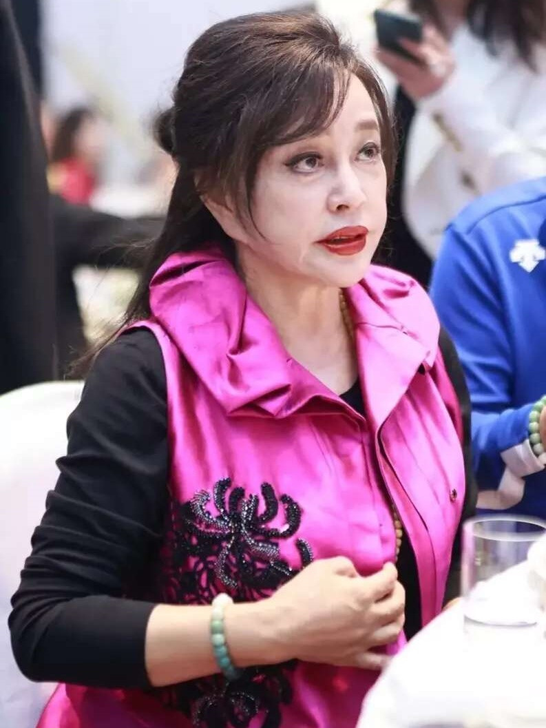 Theo Sohu, công chúng không ngại nhìn các diễn viên già đi một cách tự nhiên, trên mạng xã hội, khán giả bình luận: "Mỹ nhân có già thì vẫn là mỹ nhân". Tuy nhiên, nhiều minh tinh cố tình chỉnh sửa ảnh để trẻ trung, sau đó PR "nhan sắc không tuổi", "nữ thần đánh bại thời gian"... khiến khán giả phản cảm và cho rằng mình bị lừa dối. Trong ảnh là nữ diễn viên Lưu Hiểu Khánh, đã bước sang độ tuổi 70, với những hình ảnh bà tự đăng tải và hình ảnh thật trong sự kiện.