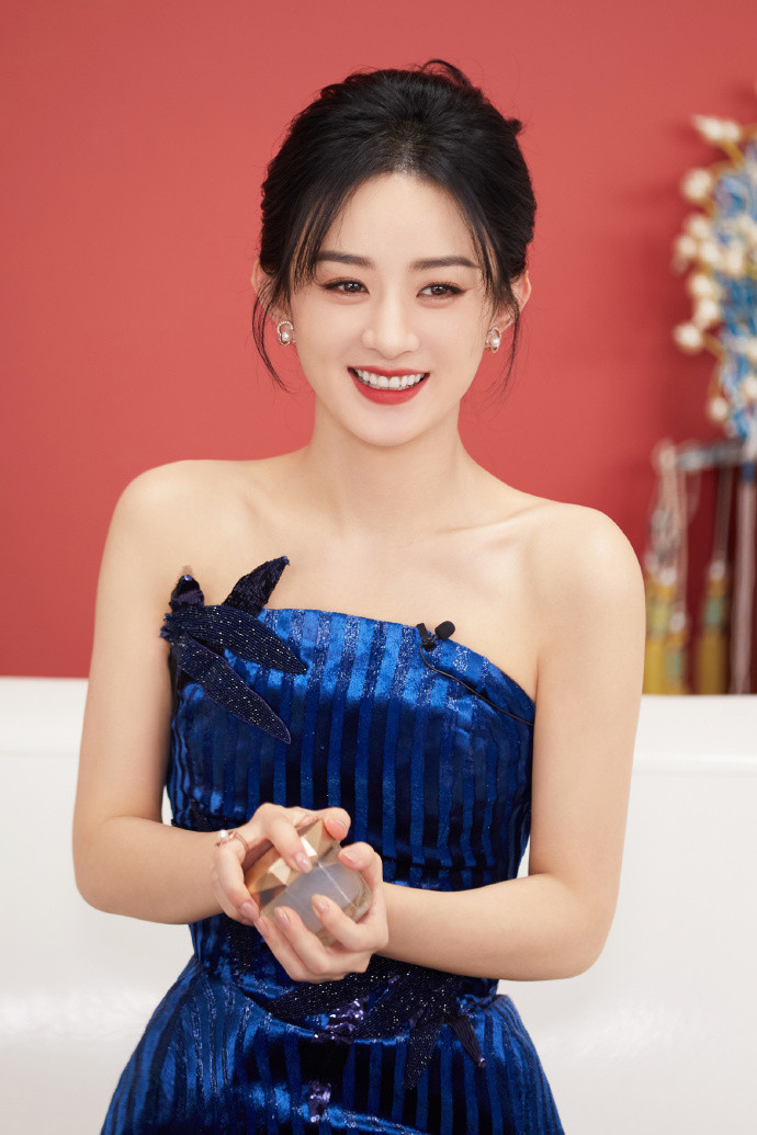 Triệu Lệ Dĩnh đứng thứ hai trong số các nhân vật giải trí được giới truyền thông yêu mến, dù cô không phải là người nhanh nhạy, hài hước. "Triệu Lệ Dĩnh luôn chân thành suy nghĩ kỹ về mọi câu hỏi trước khi trả lời. Cô ấy không phải kiểu phản ứng nhanh, hay tự tin, biết pha trò, nhưng Tiểu Triệu luôn là người nghiêm túc, chân thành, không mắc bệnh ngôi sao". Triệu Lệ Dĩnh đứng thứ hai trong số các nhân vật giải trí được giới truyền thông yêu mến, dù cô không phải là người nhanh nhạy, hài hước. "Triệu Lệ Dĩnh luôn chân thành suy nghĩ kỹ về mọi câu hỏi trước khi trả lời. Cô ấy không phải kiểu phản ứng nhanh, hay tự tin, biết pha trò, nhưng Tiểu Triệu luôn là người nghiêm túc, chân thành, không mắc bệnh ngôi sao".