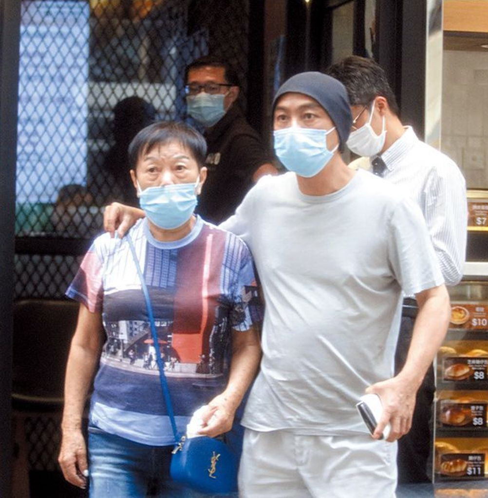 Trương Vệ Kiện về thăm Trương Tây. Hai vợ chồng sống riêng biệt dù rất yêu thương nhau.