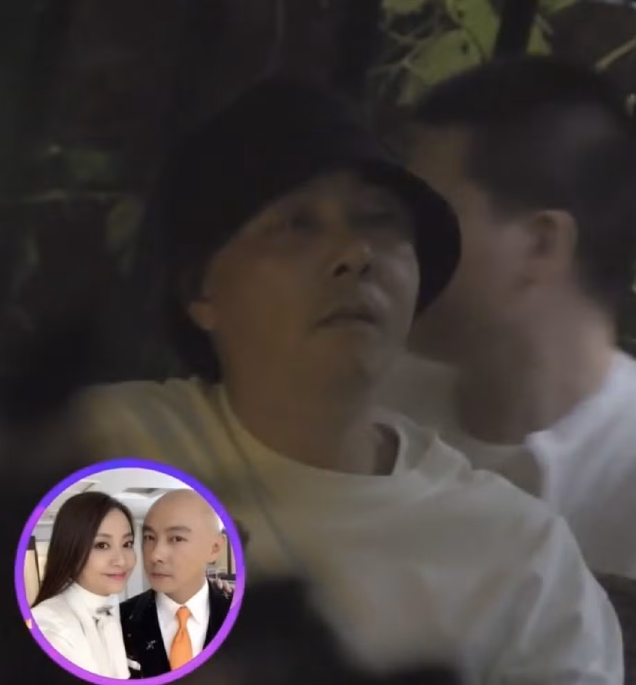 Trương Vệ Kiện về thăm Trương Tây. Hai vợ chồng sống riêng biệt dù rất yêu thương nhau. Trương Vệ Kiện về thăm Trương Tây. Hai vợ chồng sống riêng biệt dù rất yêu thương nhau.