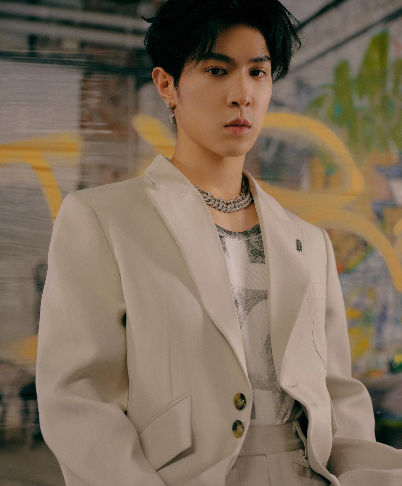 "Phú nhị đại" (con cháu gia đình giàu có) Mã Bá Khiên: Mùa hè năm nay, Má Bá Khiên được khán giả yêu thích với vai Tang Diên trong Vụng trộm không thể giấu, do đó gia thế giàu có của anh cũng được biết tới nhiều hơn. Ông nội Mã Bá Khiên là Lý An Cách tốt nghiệp Khoa Kỹ thuật Hàng không của Đại học Hàng không Vũ trụ Bắc Kinh - một trong những trường top đầu của Trung Quốc. Ông là huấn luyện viên bóng chuyền cho đội tuyển quốc gia nữ của Trung Quốc từ năm 1980-1988 và 5 lần liên tiếp giành danh hiệu vô địch thế giới.