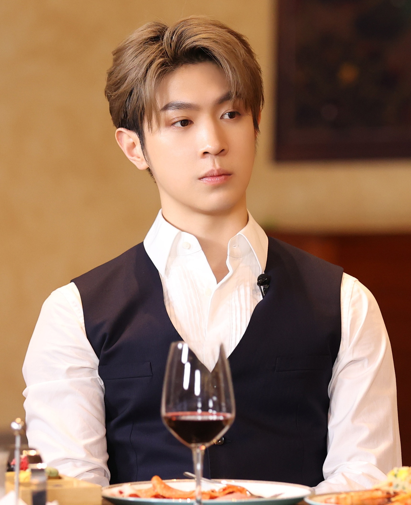 "Phú nhị đại" (con cháu gia đình giàu có) Mã Bá Khiên: Mùa hè năm nay, Má Bá Khiên được khán giả yêu thích với vai Tang Diên trong Vụng trộm không thể giấu, do đó gia thế giàu có của anh cũng được biết tới nhiều hơn. Ông nội Mã Bá Khiên là Lý An Cách tốt nghiệp Khoa Kỹ thuật Hàng không của Đại học Hàng không Vũ trụ Bắc Kinh - một trong những trường top đầu của Trung Quốc. Ông là huấn luyện viên bóng chuyền cho đội tuyển quốc gia nữ của Trung Quốc từ năm 1980-1988 và 5 lần liên tiếp giành danh hiệu vô địch thế giới.