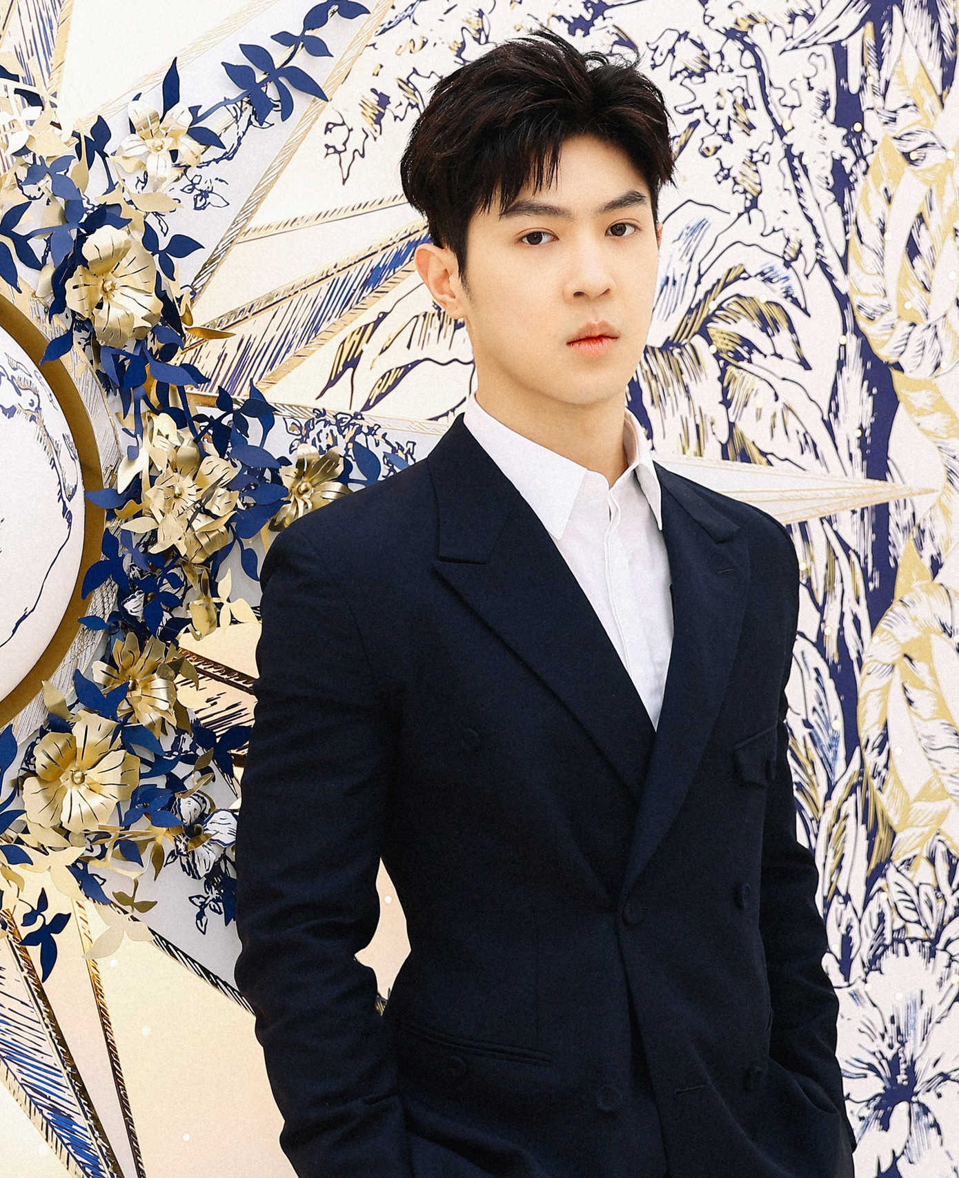 Cha của Mã Bá Khiên là kiến trúc sư nổi tiếng Mã Thanh Vận. Năm 2006, ông trở thành hiệu trưởng người Trung Quốc đầu tiên của trường Kiến trúc tại Đại học Nam California. Ông cũng là người thiết kế tòa Plaza 66 ở Thượng Hải, Disneyland Thượng Hải... Ngôi nhà của gia đình Mã Bá Khiên tại Mỹ được ví như bảo tàng nghệ thuật với thiết kế độc lạ, hoành tráng và từng được đoàn phim mượn làm bối cảnh. Bản thân tài tử 27 tuổi sinh ra tại New York, Mỹ, tốt nghiệp Đại học Nam California. Ngay từ khi còn nhỏ, gia đình đã mời nghệ sĩ piano nổi tiếng của Trung Quốc Lang Lãng về dạy anh học.