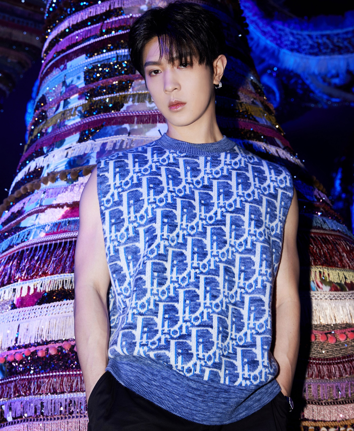 Cha của Mã Bá Khiên là kiến trúc sư nổi tiếng Mã Thanh Vận. Năm 2006, ông trở thành hiệu trưởng người Trung Quốc đầu tiên của trường Kiến trúc tại Đại học Nam California. Ông cũng là người thiết kế tòa Plaza 66 ở Thượng Hải, Disneyland Thượng Hải... Ngôi nhà của gia đình Mã Bá Khiên tại Mỹ được ví như bảo tàng nghệ thuật với thiết kế độc lạ, hoành tráng và từng được đoàn phim mượn làm bối cảnh. Bản thân tài tử 27 tuổi sinh ra tại New York, Mỹ, tốt nghiệp Đại học Nam California. Ngay từ khi còn nhỏ, gia đình đã mời nghệ sĩ piano nổi tiếng của Trung Quốc Lang Lãng về dạy anh học.