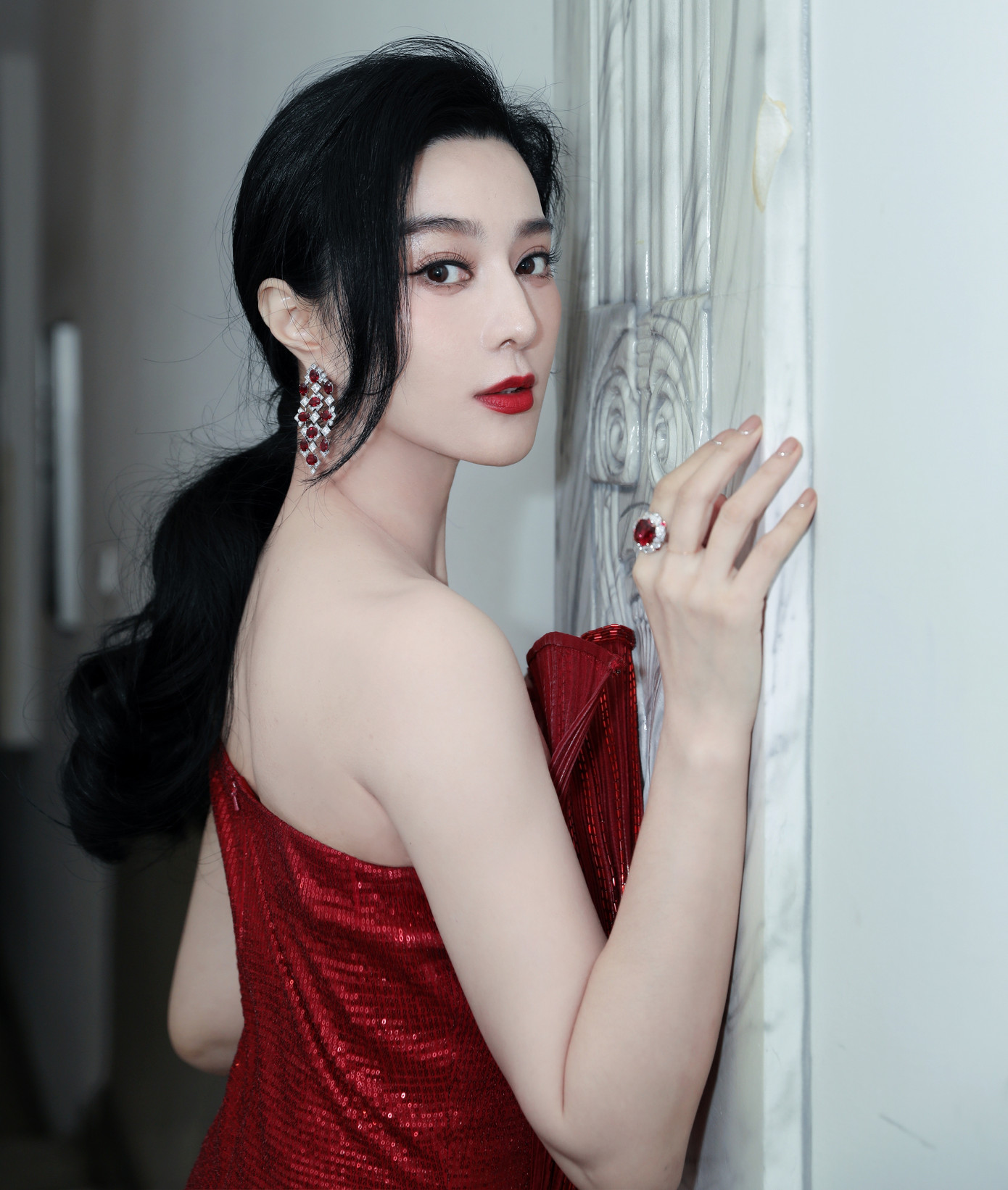 Dẫu vậy, khi Phạm Băng Băng đã bước sang tuổi 42, sự nhiệt tình của khán giả với nhan sắc của nữ diễn viên cũng giảm bớt. Trong đó, có không ít người phàn nàn trên Weibo rằng họ liên tục thấy các bài đăng khen ngợi nhan sắc Phạm Băng Băng, song trên thực tế, nữ diễn viên đã lộ dấu hiệu lão hóa, một số ảnh chưa qua chỉnh sửa của cô không lung linh như loạt ảnh được lan truyền mạnh. Dẫu vậy, khi Phạm Băng Băng đã bước sang tuổi 42, sự nhiệt tình của khán giả với nhan sắc của nữ diễn viên cũng giảm bớt. Trong đó, có không ít người phàn nàn trên Weibo rằng họ liên tục thấy các bài đăng khen ngợi nhan sắc Phạm Băng Băng, song trên thực tế, nữ diễn viên đã lộ dấu hiệu lão hóa, một số ảnh chưa qua chỉnh sửa của cô không lung linh như loạt ảnh được lan truyền mạnh.