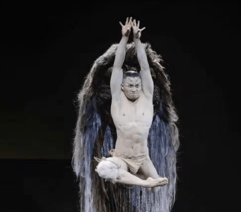 Các diễn viên nam trong vở múa thường chỉ mặc khố.